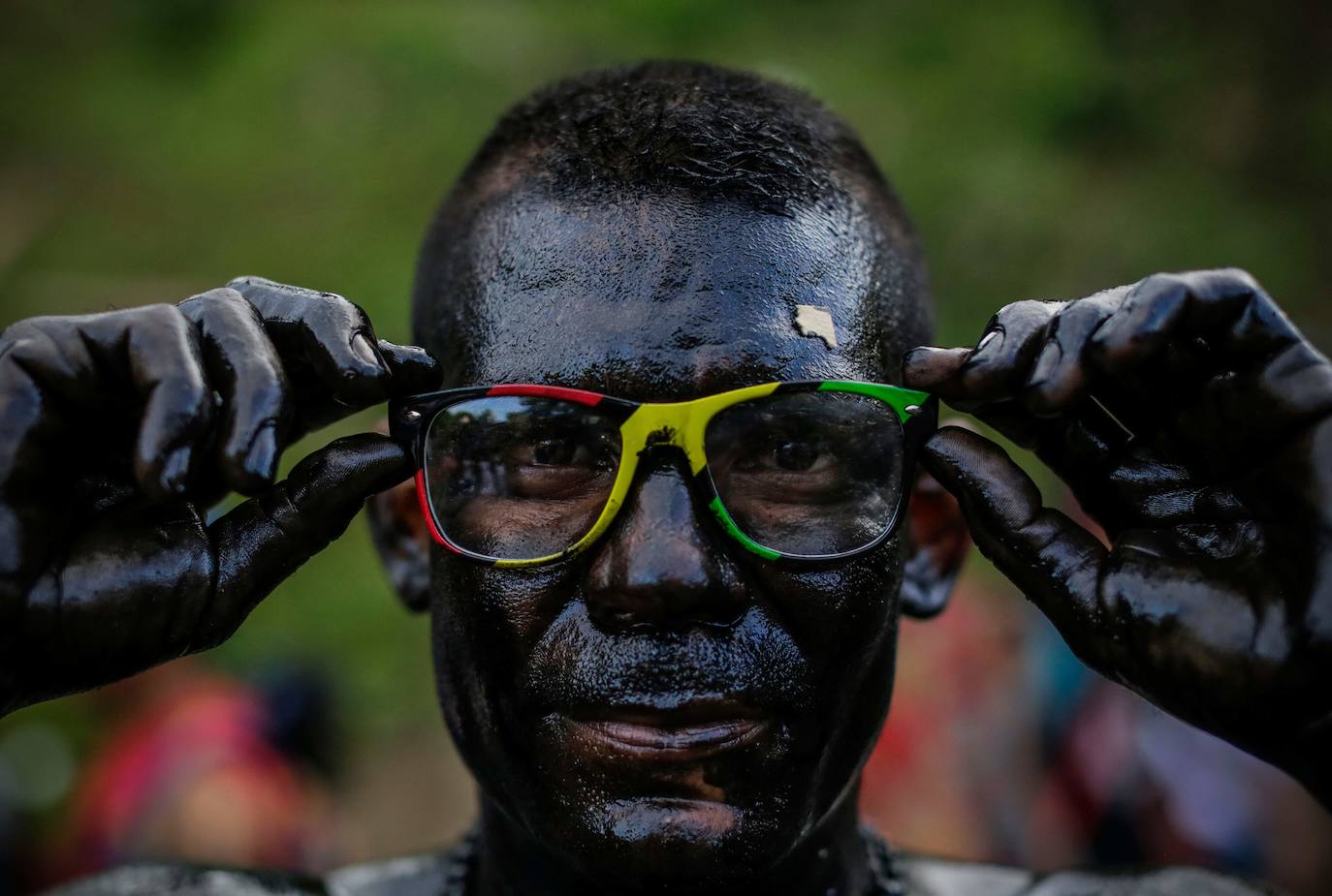 Varias personas llevan el cuerpo cubierto con aceite para cumplir con la tradición de «Los Diablitos Negros» durante una procesión en la que fieles católicos transportan la imagen de Santo Domingo de Guzmán, en Managua (Nicaragua). Como es tradición, la música pone el tono festivo y los creyentes bailan a la vez que avanzan hacia el norte de Managua, alrededor de la imagen, que es zangoloteada por los cargadores, como símbolo de alegría.