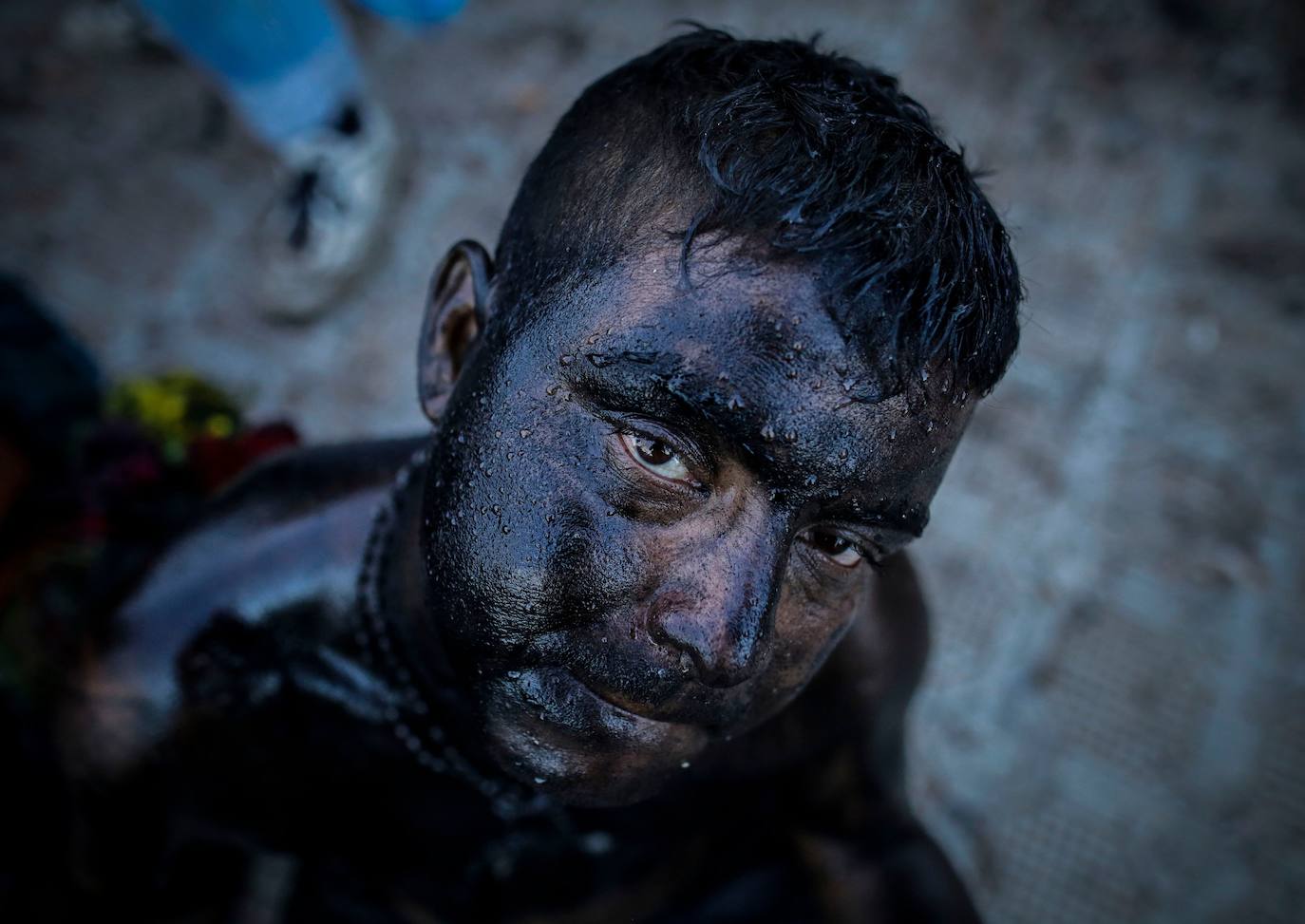 Varias personas llevan el cuerpo cubierto con aceite para cumplir con la tradición de «Los Diablitos Negros» durante una procesión en la que fieles católicos transportan la imagen de Santo Domingo de Guzmán, en Managua (Nicaragua). Como es tradición, la música pone el tono festivo y los creyentes bailan a la vez que avanzan hacia el norte de Managua, alrededor de la imagen, que es zangoloteada por los cargadores, como símbolo de alegría.