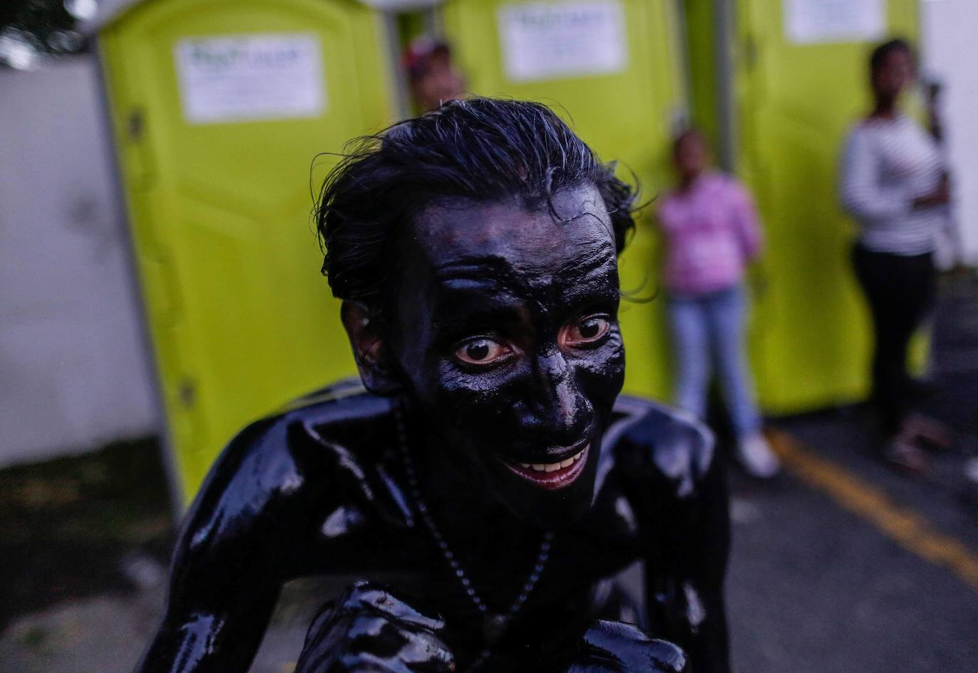 Varias personas llevan el cuerpo cubierto con aceite para cumplir con la tradición de «Los Diablitos Negros» durante una procesión en la que fieles católicos transportan la imagen de Santo Domingo de Guzmán, en Managua (Nicaragua). Como es tradición, la música pone el tono festivo y los creyentes bailan a la vez que avanzan hacia el norte de Managua, alrededor de la imagen, que es zangoloteada por los cargadores, como símbolo de alegría.