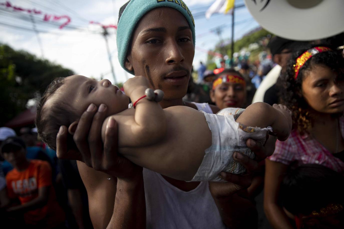 Varias personas llevan el cuerpo cubierto con aceite para cumplir con la tradición de «Los Diablitos Negros» durante una procesión en la que fieles católicos transportan la imagen de Santo Domingo de Guzmán, en Managua (Nicaragua). Como es tradición, la música pone el tono festivo y los creyentes bailan a la vez que avanzan hacia el norte de Managua, alrededor de la imagen, que es zangoloteada por los cargadores, como símbolo de alegría.