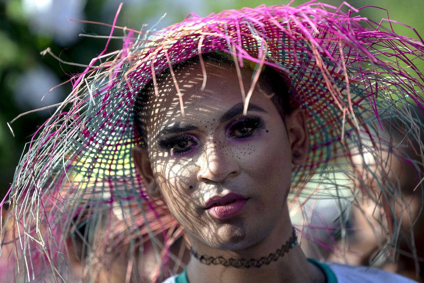 Varias personas llevan el cuerpo cubierto con aceite para cumplir con la tradición de «Los Diablitos Negros» durante una procesión en la que fieles católicos transportan la imagen de Santo Domingo de Guzmán, en Managua (Nicaragua). Como es tradición, la música pone el tono festivo y los creyentes bailan a la vez que avanzan hacia el norte de Managua, alrededor de la imagen, que es zangoloteada por los cargadores, como símbolo de alegría.