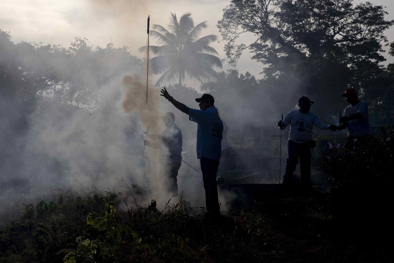 Varias personas llevan el cuerpo cubierto con aceite para cumplir con la tradición de «Los Diablitos Negros» durante una procesión en la que fieles católicos transportan la imagen de Santo Domingo de Guzmán, en Managua (Nicaragua). Como es tradición, la música pone el tono festivo y los creyentes bailan a la vez que avanzan hacia el norte de Managua, alrededor de la imagen, que es zangoloteada por los cargadores, como símbolo de alegría.