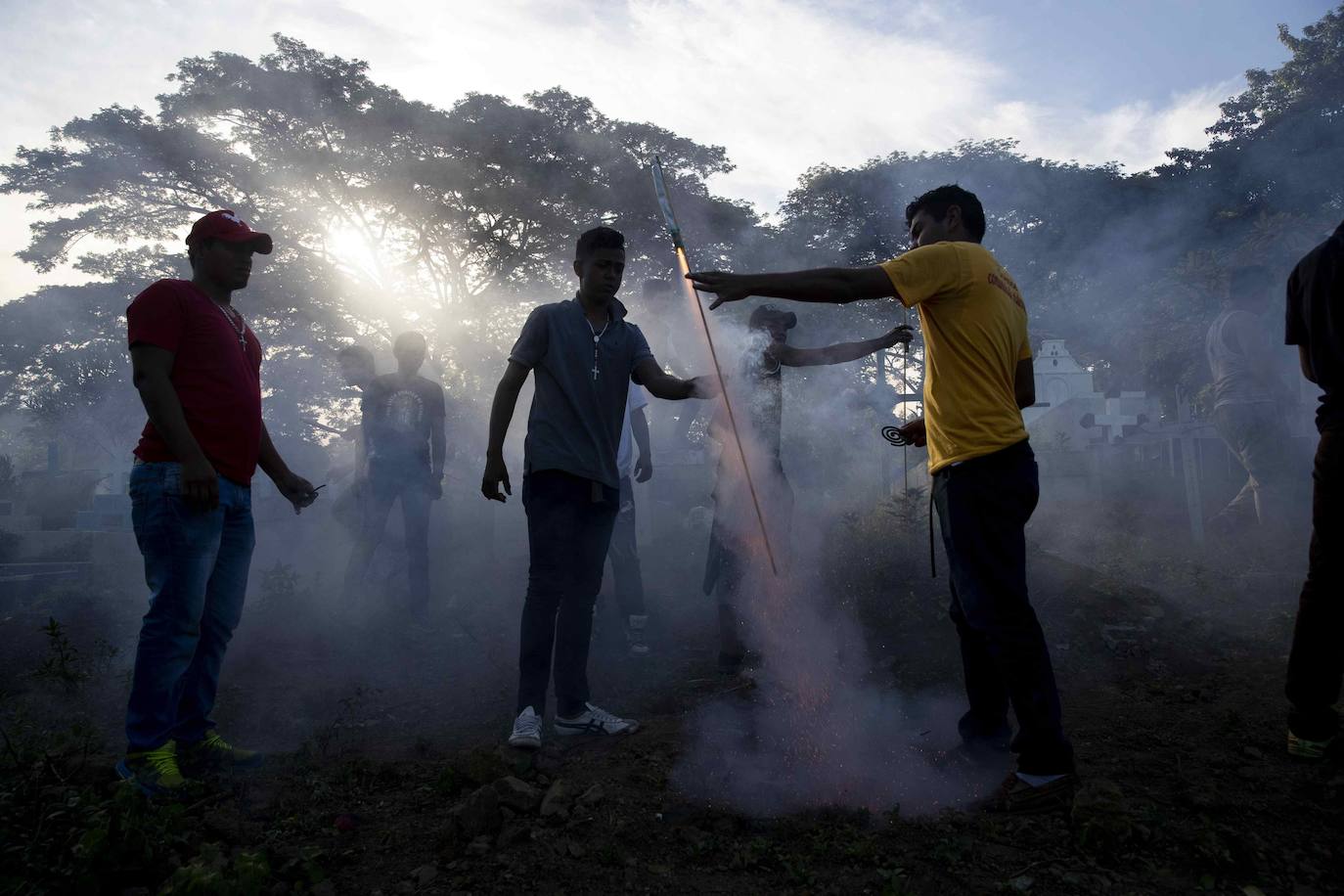 Varias personas llevan el cuerpo cubierto con aceite para cumplir con la tradición de «Los Diablitos Negros» durante una procesión en la que fieles católicos transportan la imagen de Santo Domingo de Guzmán, en Managua (Nicaragua). Como es tradición, la música pone el tono festivo y los creyentes bailan a la vez que avanzan hacia el norte de Managua, alrededor de la imagen, que es zangoloteada por los cargadores, como símbolo de alegría.