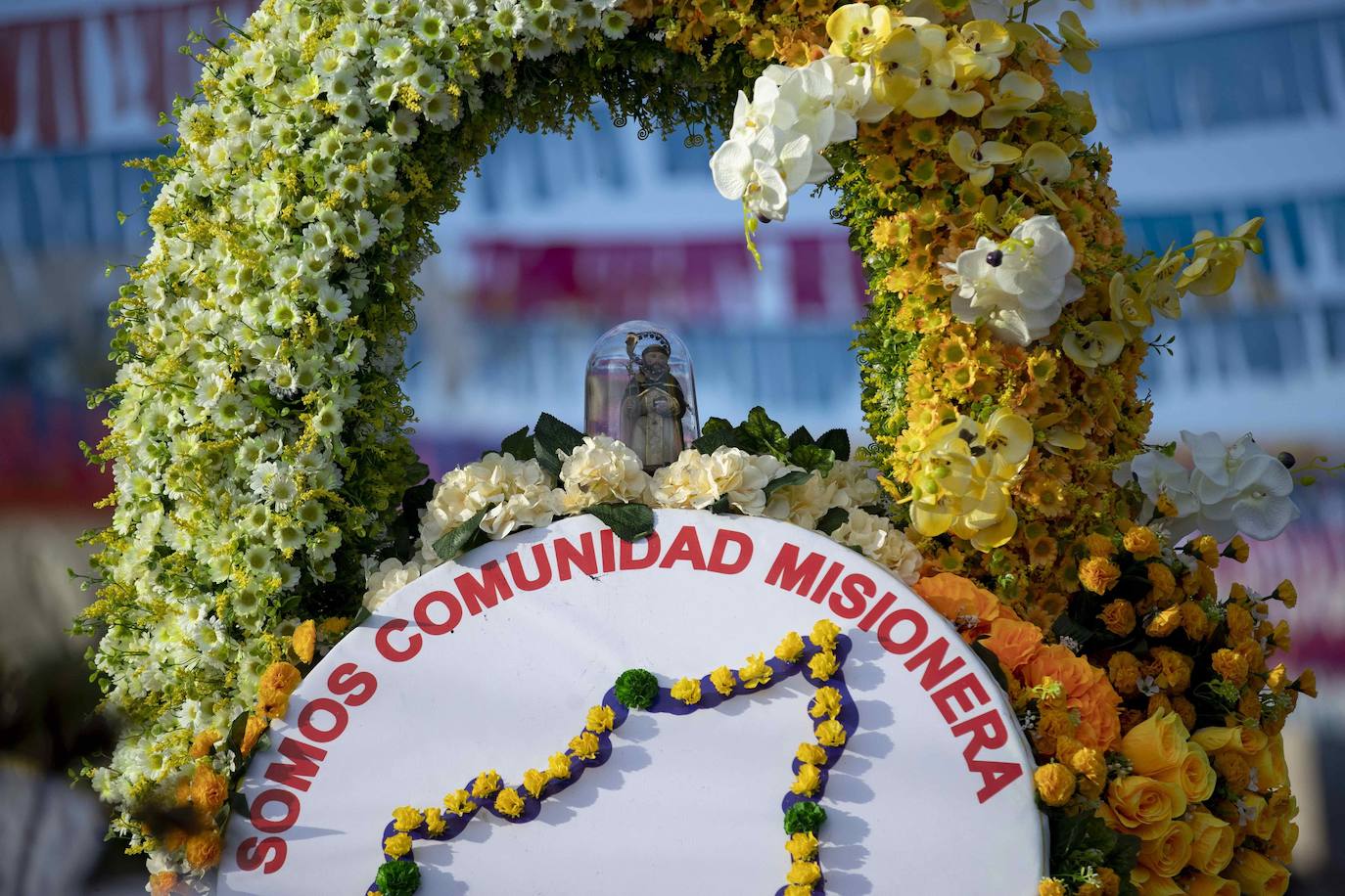Varias personas llevan el cuerpo cubierto con aceite para cumplir con la tradición de «Los Diablitos Negros» durante una procesión en la que fieles católicos transportan la imagen de Santo Domingo de Guzmán, en Managua (Nicaragua). Como es tradición, la música pone el tono festivo y los creyentes bailan a la vez que avanzan hacia el norte de Managua, alrededor de la imagen, que es zangoloteada por los cargadores, como símbolo de alegría.