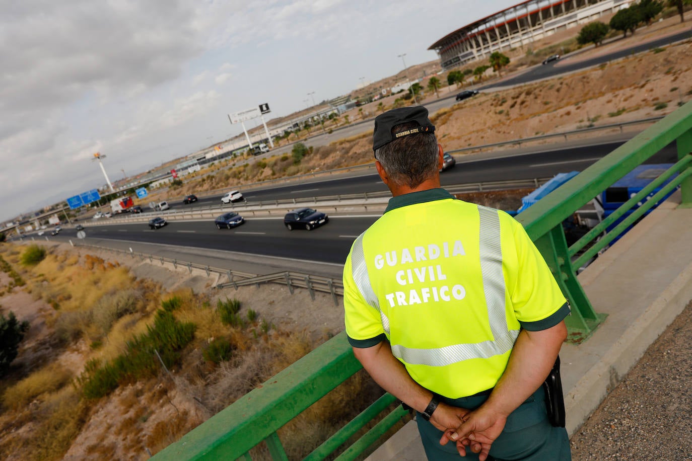 La DGT refuerza la vigilancia con hasta 440 guardias civiles y policías locales por los 210.000 viajes previstos para las próximas horas en Murcia 