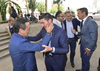 Imagen secundaria 1 - El presidente López Miras aplaude al término del acto junto a todo su equipo de gobierno.| José María Albarracín, con el consejero Antonio Luengo. | Selfi de Adela Martínez-Cachá con María Esperanza Moreno. 