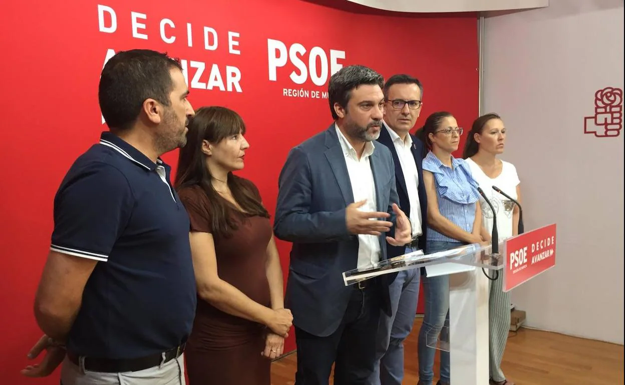 Diego Conesa y los parlamentarios socialistas en las Cortes, tras la reunión de coordinación mantenida este viernes. .