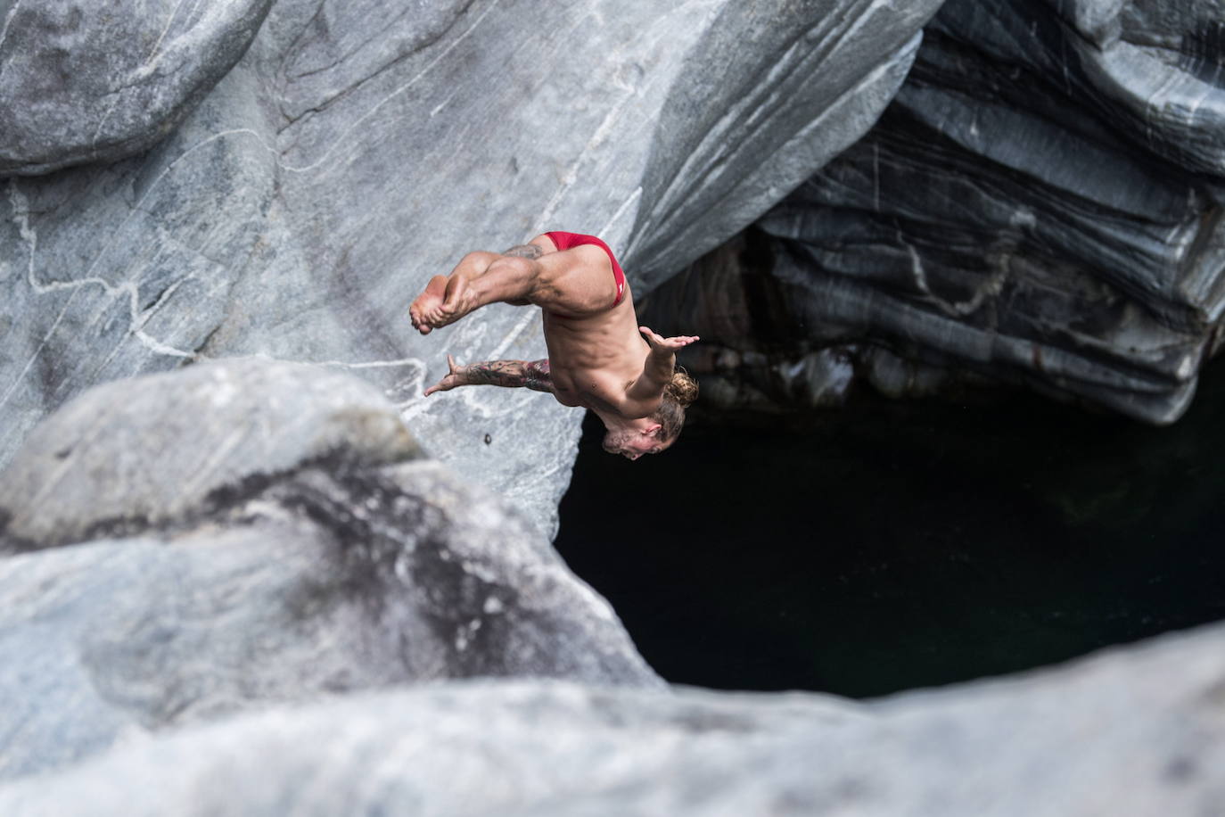 Varios participantes realizan sus saltos durante la prueba que se disputa en el valle Maggia, en Ponte Brolla (Suiza). 