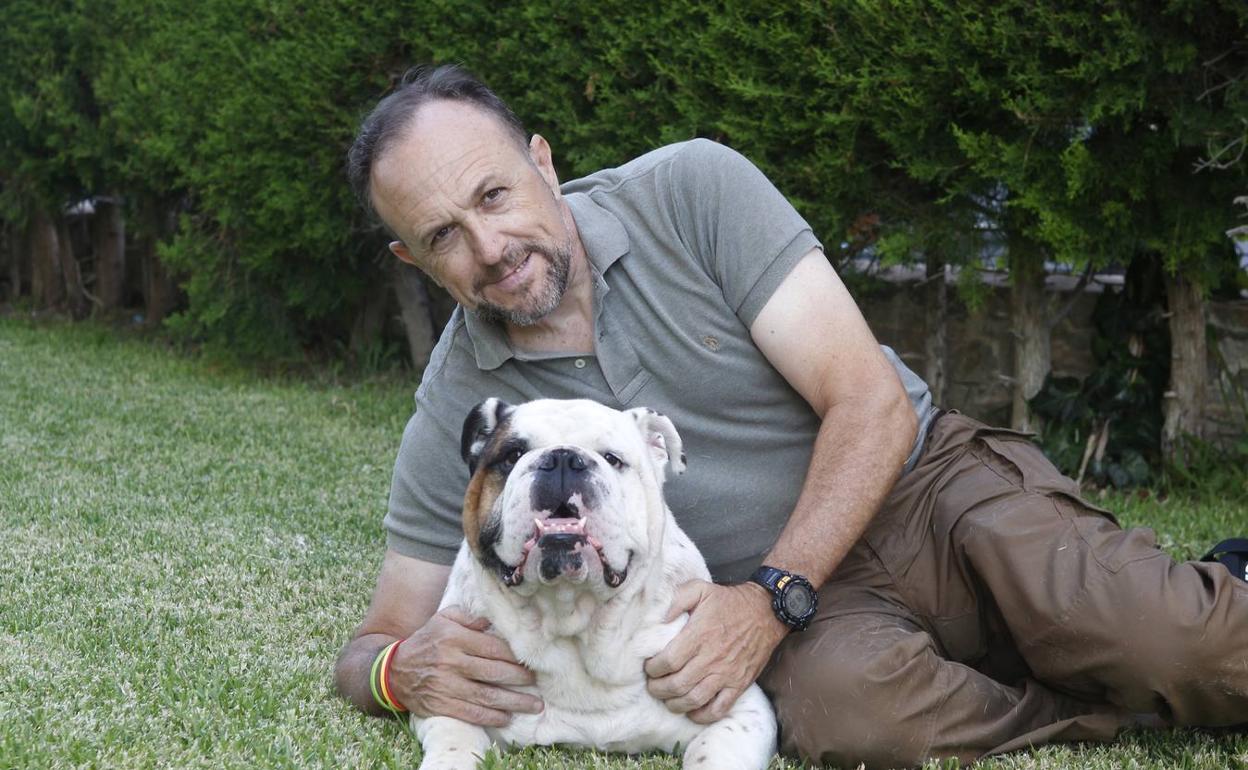 Luis Gestoso, con su perro Ringo.