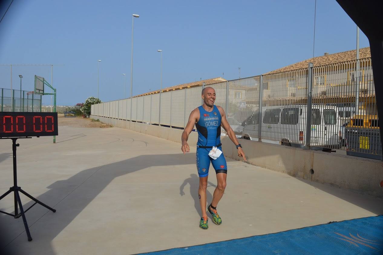 El corredor del C.A. Mandarache Cartagena completa los 5 kilómetros en 19:08 minutos, por los 22:54 de la atleta del Grupo Alcaraz