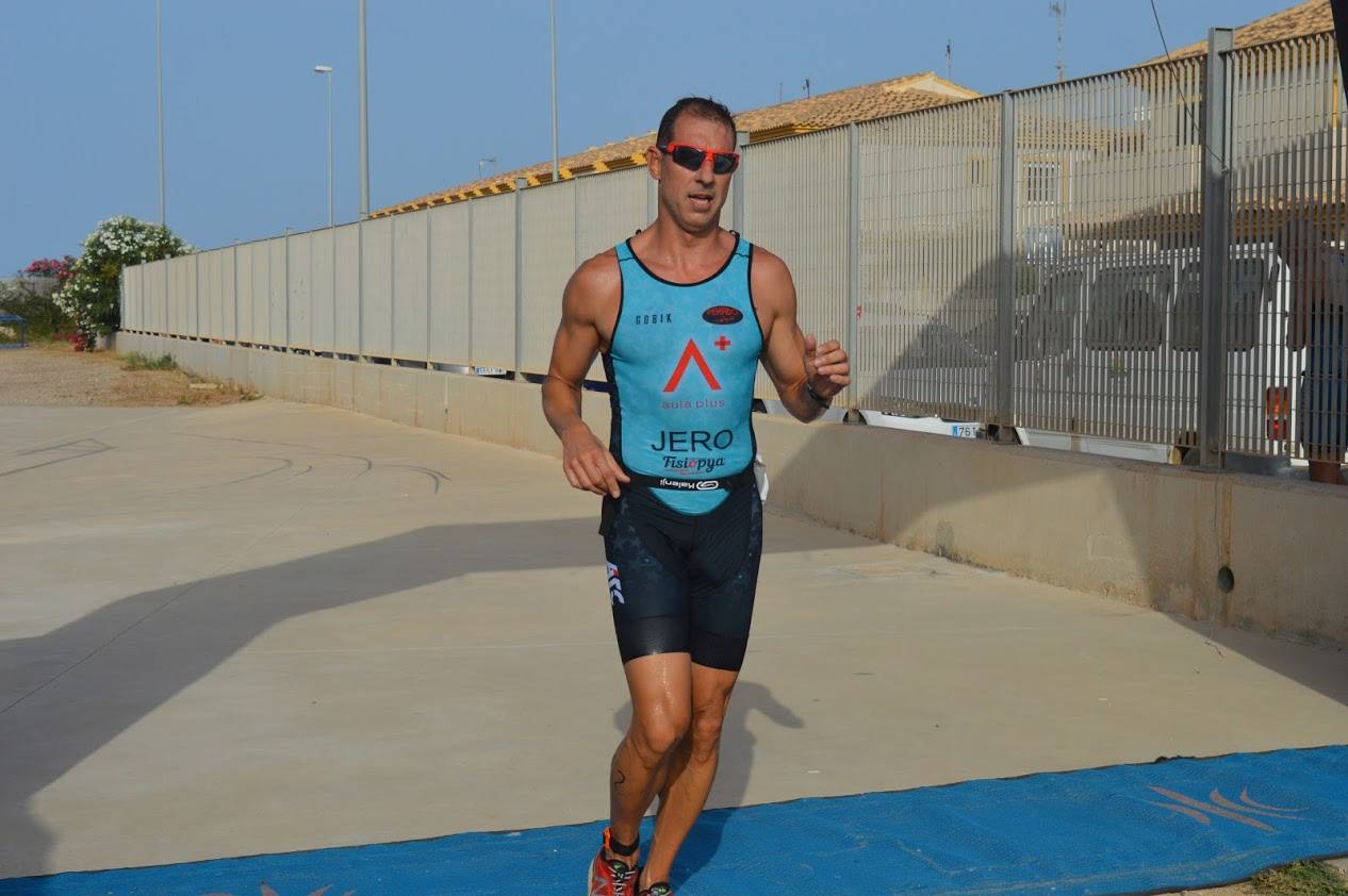 El corredor del C.A. Mandarache Cartagena completa los 5 kilómetros en 19:08 minutos, por los 22:54 de la atleta del Grupo Alcaraz