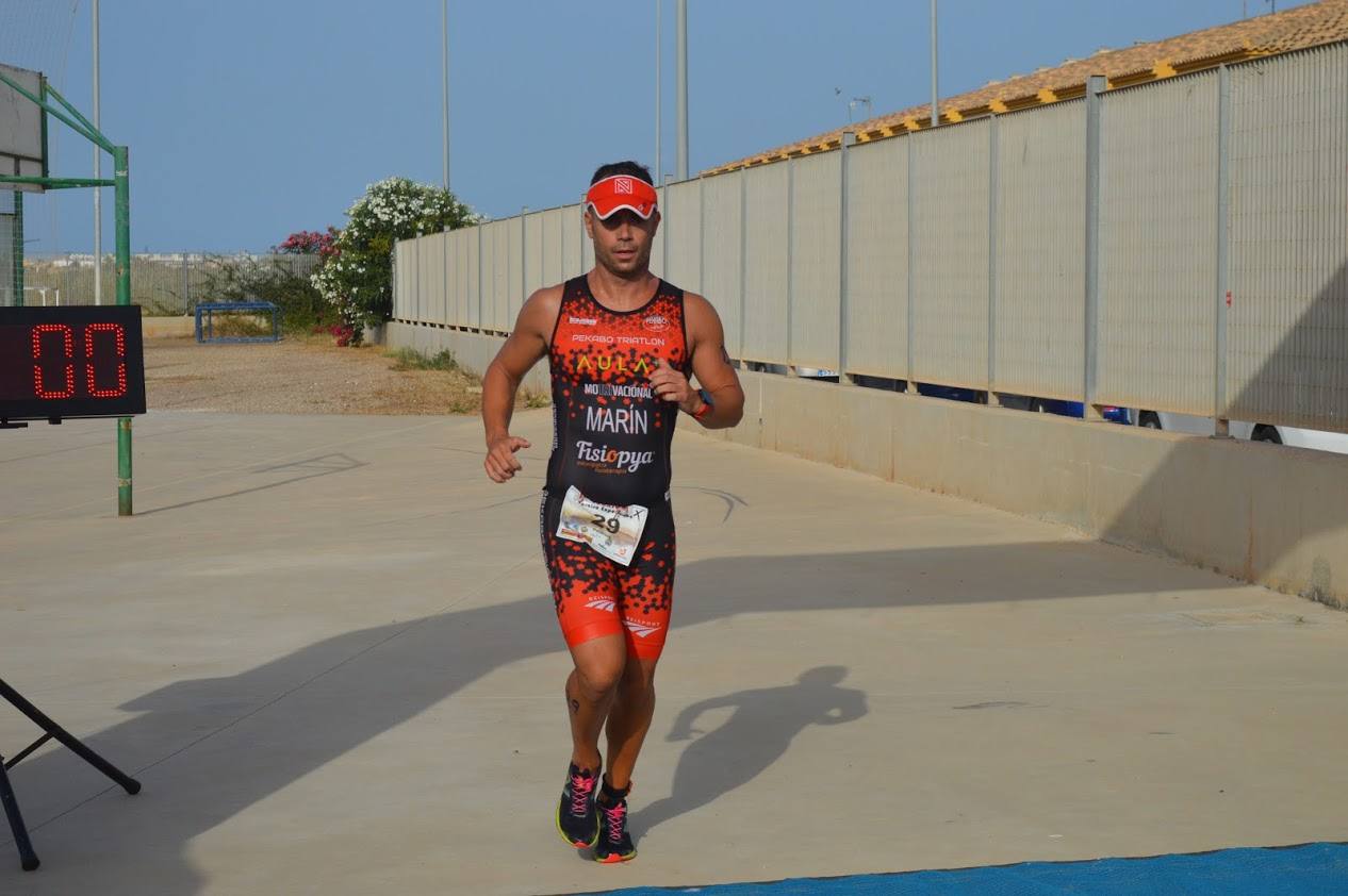 El corredor del C.A. Mandarache Cartagena completa los 5 kilómetros en 19:08 minutos, por los 22:54 de la atleta del Grupo Alcaraz