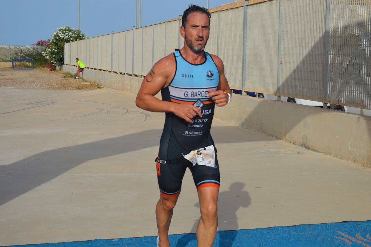 El corredor del C.A. Mandarache Cartagena completa los 5 kilómetros en 19:08 minutos, por los 22:54 de la atleta del Grupo Alcaraz