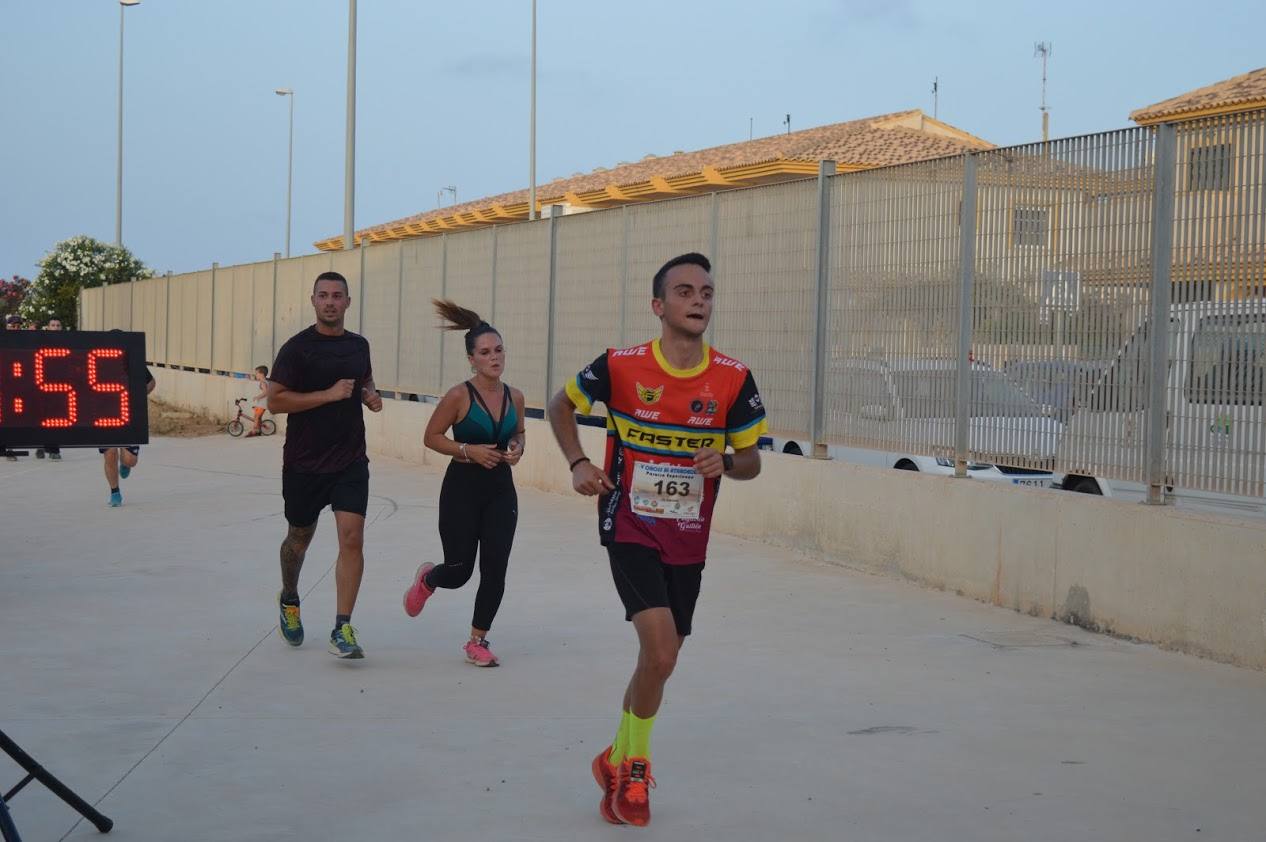 El corredor del C.A. Mandarache Cartagena completa los 5 kilómetros en 19:08 minutos, por los 22:54 de la atleta del Grupo Alcaraz