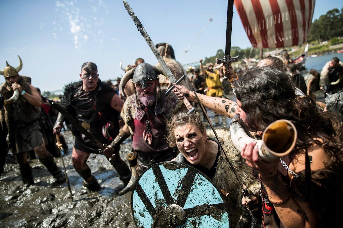 Varios residentes escenifican una invasión vikinga en recuerdo de las sufridas hace mil años en la localidad pontevedresa de Catoira (España). Cada primer domingo de agosto los habitantes de Catoira participan en este singular espectáculo con batallas que siempre terminan bien y tras las cuales hay hasta una deliciosa comida y verbena. 