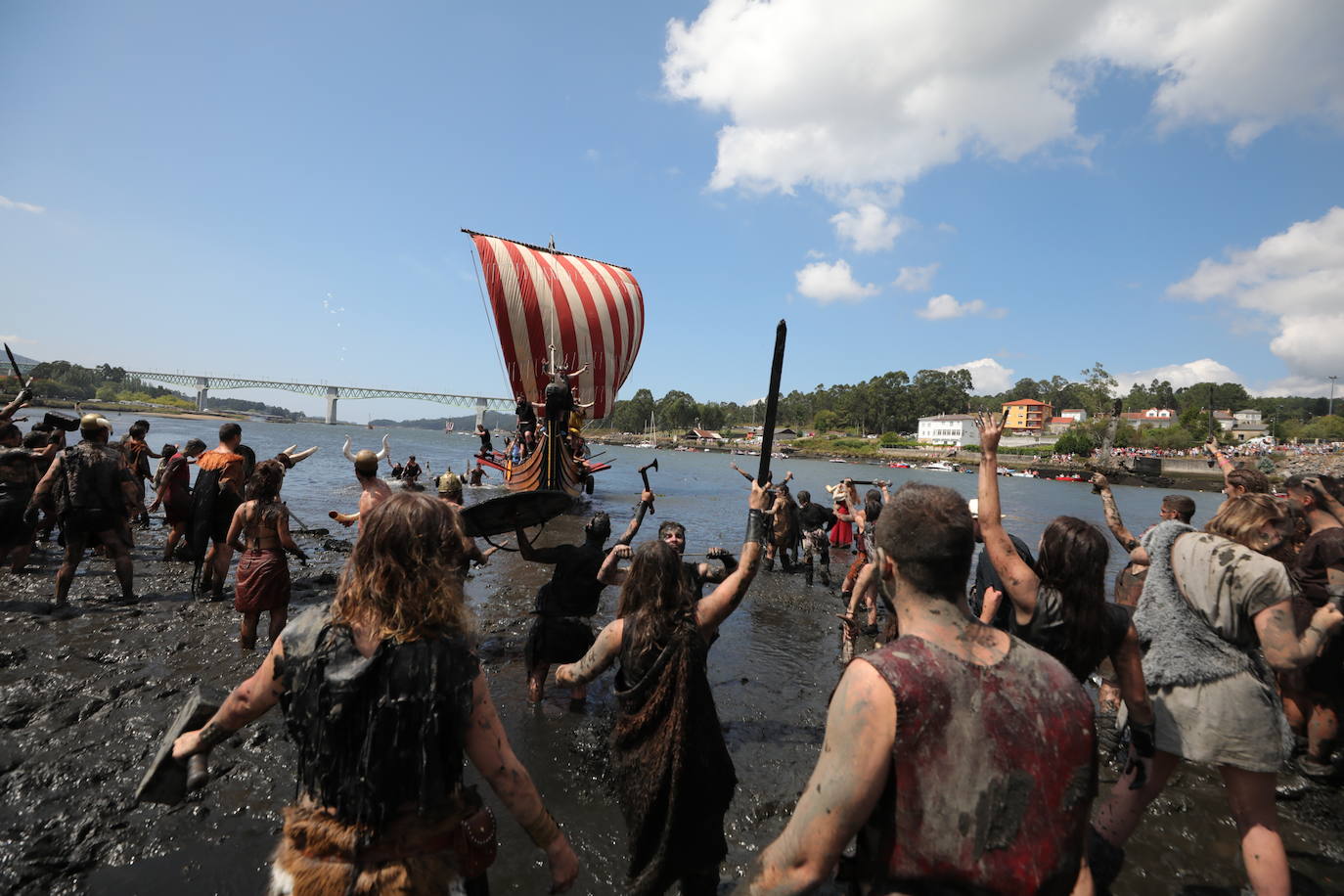 Varios residentes escenifican una invasión vikinga en recuerdo de las sufridas hace mil años en la localidad pontevedresa de Catoira (España). Cada primer domingo de agosto los habitantes de Catoira participan en este singular espectáculo con batallas que siempre terminan bien y tras las cuales hay hasta una deliciosa comida y verbena. 