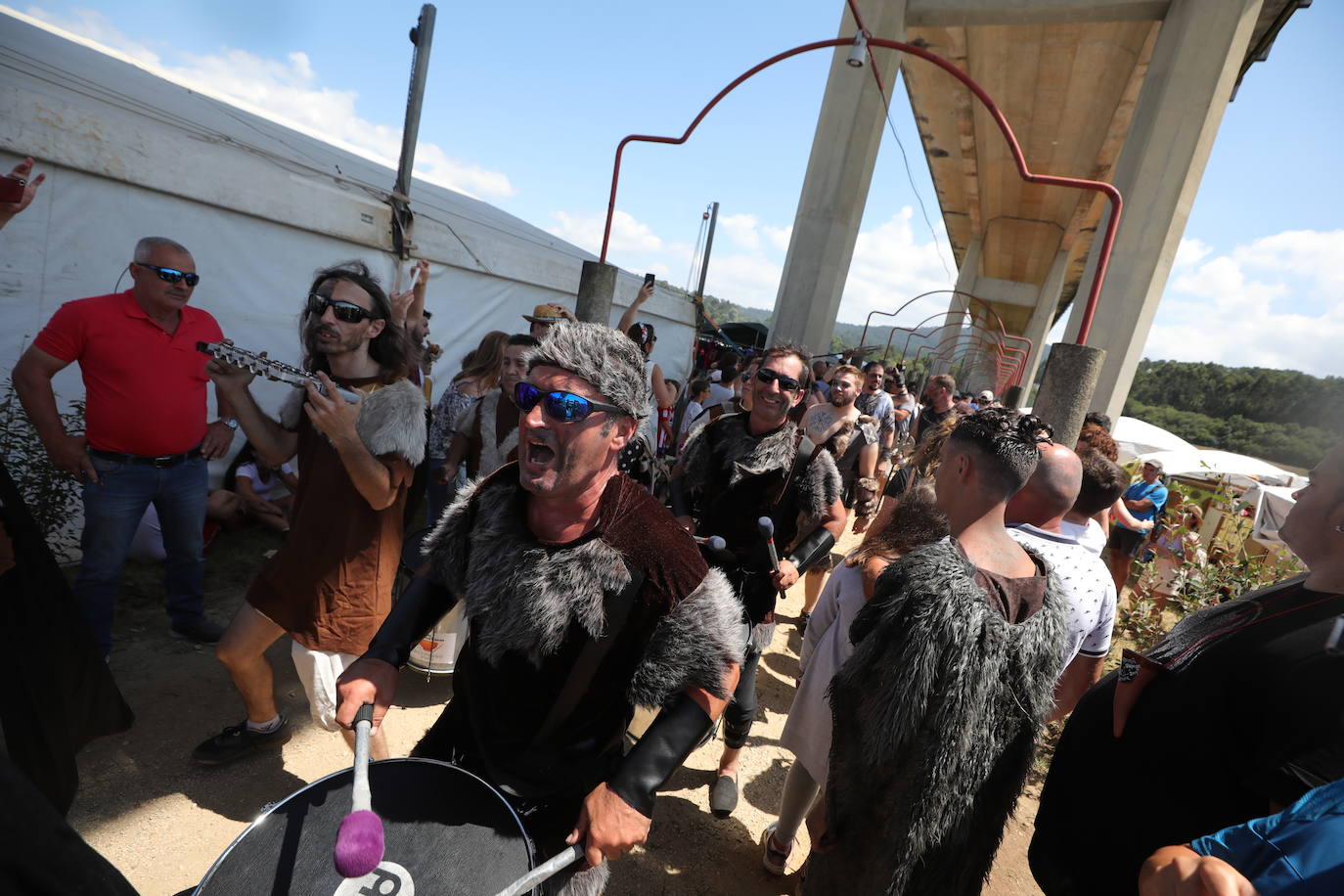 Varios residentes escenifican una invasión vikinga en recuerdo de las sufridas hace mil años en la localidad pontevedresa de Catoira (España). Cada primer domingo de agosto los habitantes de Catoira participan en este singular espectáculo con batallas que siempre terminan bien y tras las cuales hay hasta una deliciosa comida y verbena. 