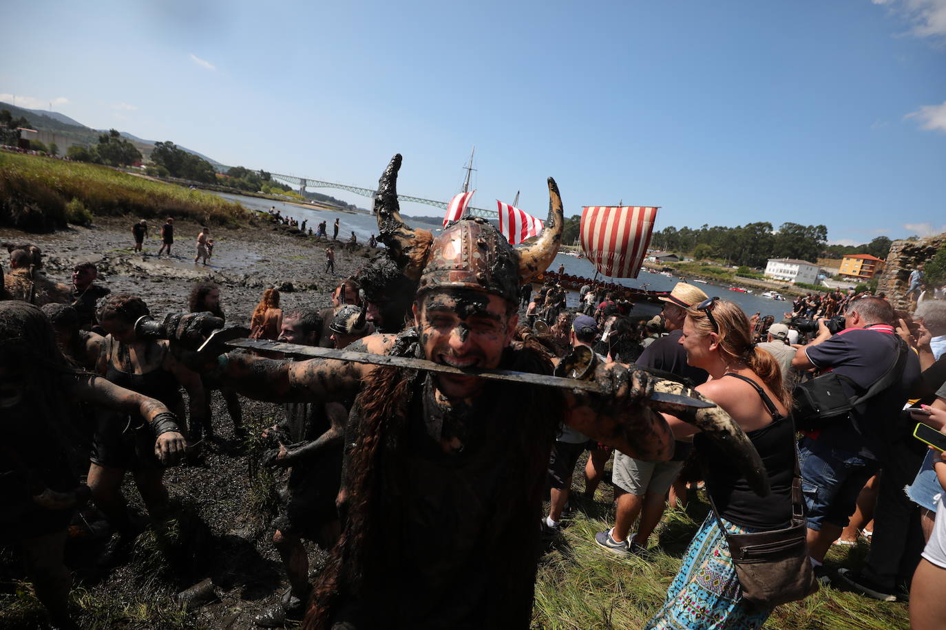 Varios residentes escenifican una invasión vikinga en recuerdo de las sufridas hace mil años en la localidad pontevedresa de Catoira (España). Cada primer domingo de agosto los habitantes de Catoira participan en este singular espectáculo con batallas que siempre terminan bien y tras las cuales hay hasta una deliciosa comida y verbena. 