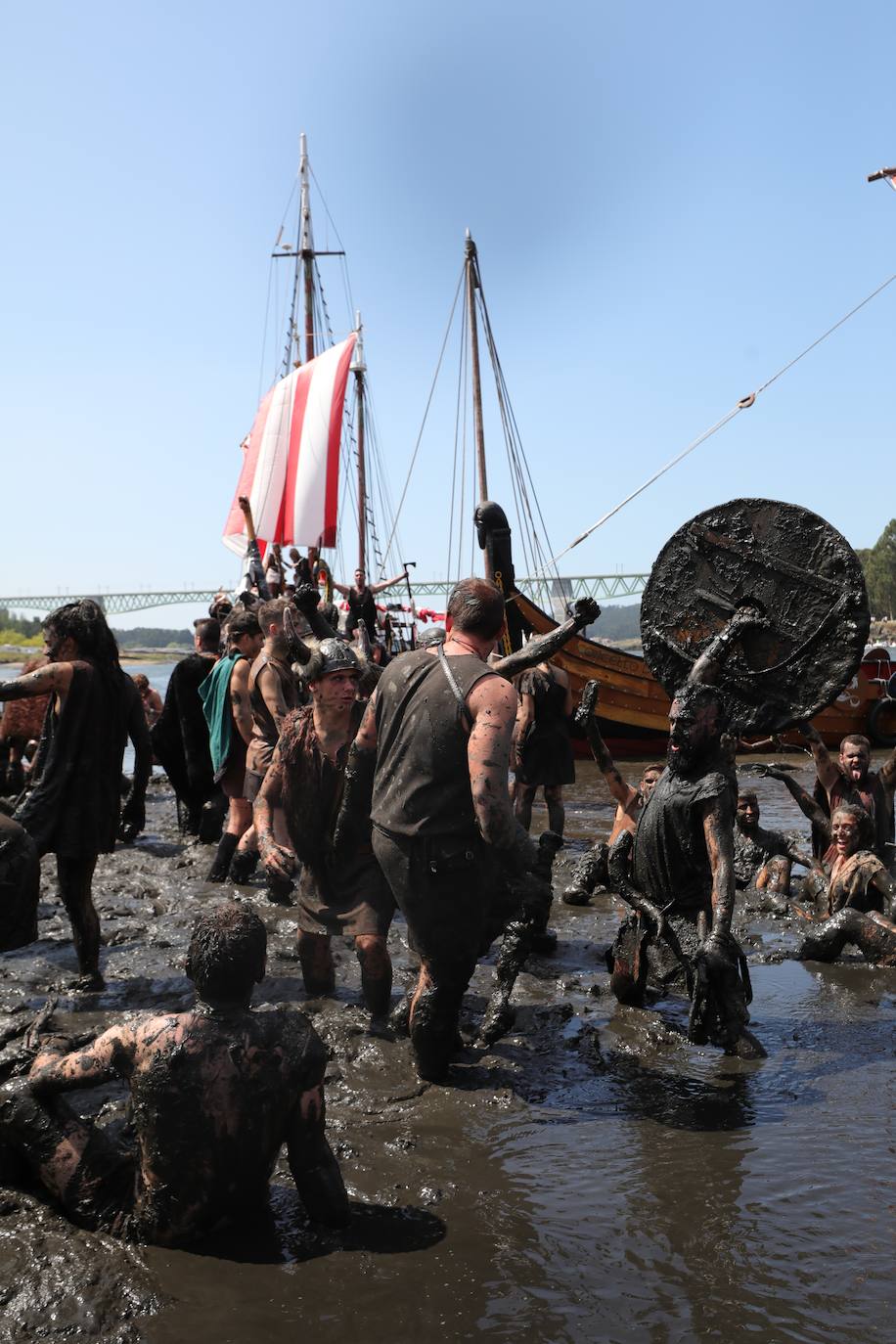 Varios residentes escenifican una invasión vikinga en recuerdo de las sufridas hace mil años en la localidad pontevedresa de Catoira (España). Cada primer domingo de agosto los habitantes de Catoira participan en este singular espectáculo con batallas que siempre terminan bien y tras las cuales hay hasta una deliciosa comida y verbena. 