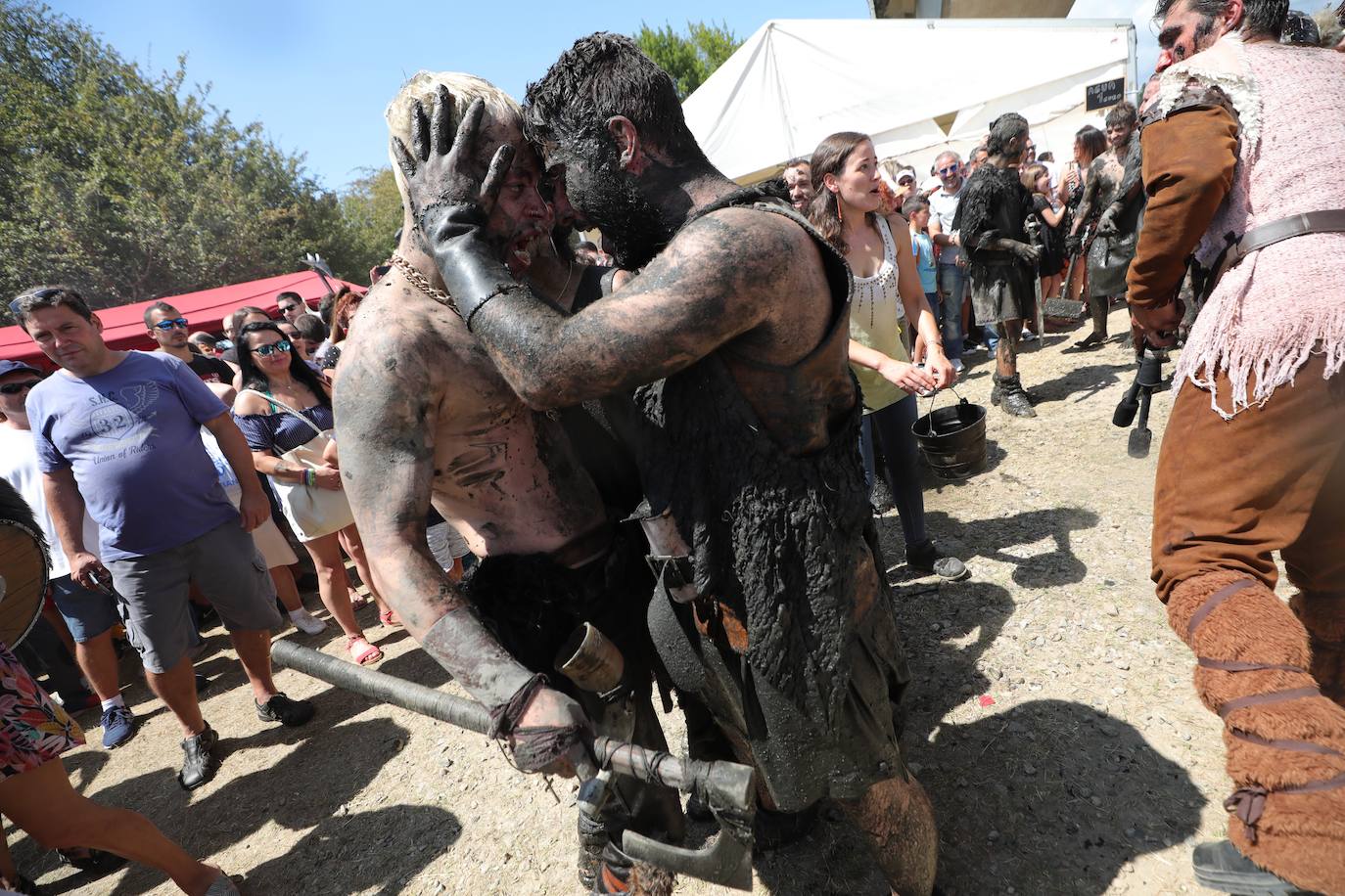 Varios residentes escenifican una invasión vikinga en recuerdo de las sufridas hace mil años en la localidad pontevedresa de Catoira (España). Cada primer domingo de agosto los habitantes de Catoira participan en este singular espectáculo con batallas que siempre terminan bien y tras las cuales hay hasta una deliciosa comida y verbena. 