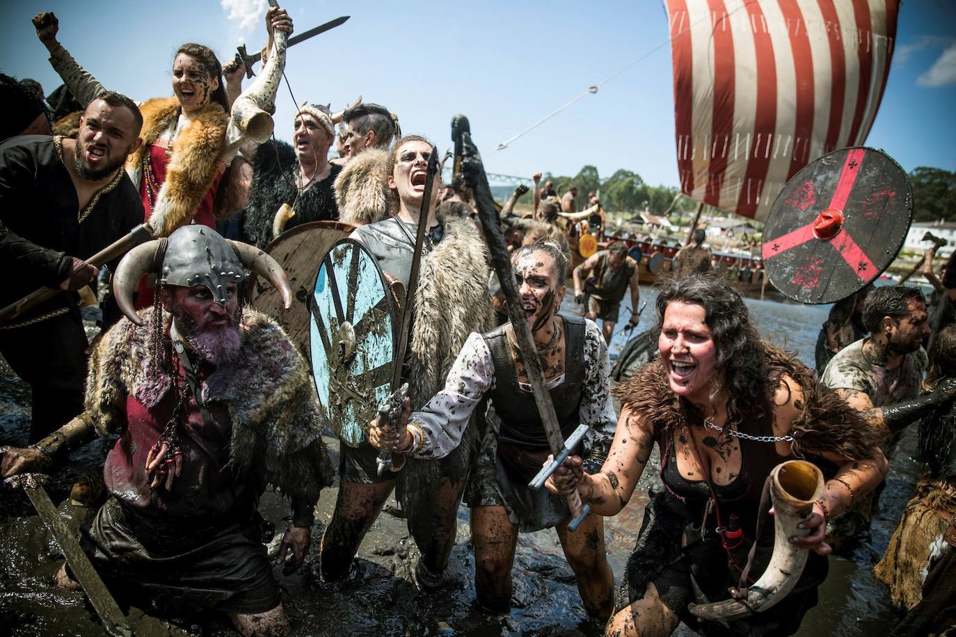 Varios residentes escenifican una invasión vikinga en recuerdo de las sufridas hace mil años en la localidad pontevedresa de Catoira (España). Cada primer domingo de agosto los habitantes de Catoira participan en este singular espectáculo con batallas que siempre terminan bien y tras las cuales hay hasta una deliciosa comida y verbena. 