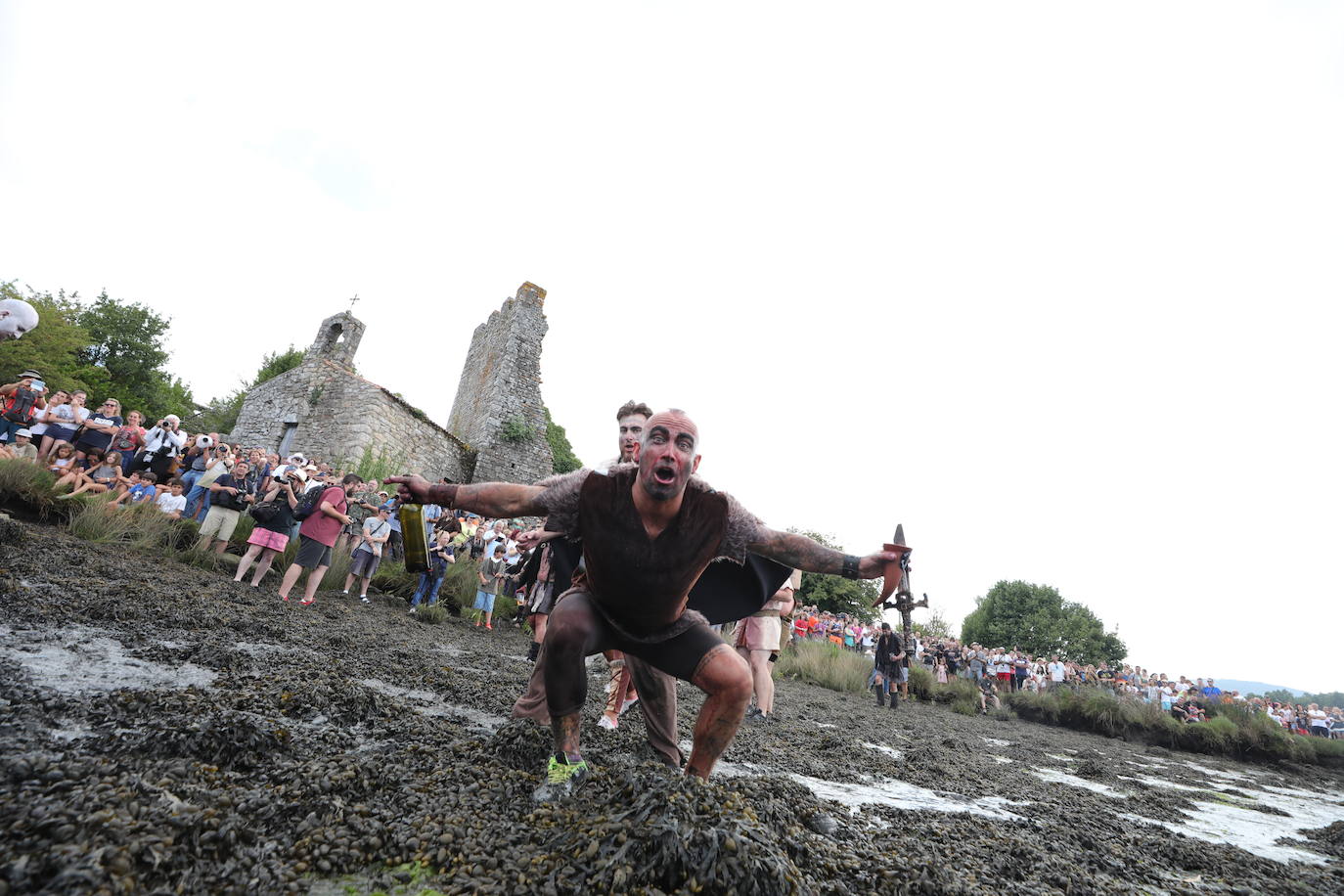 Varios residentes escenifican una invasión vikinga en recuerdo de las sufridas hace mil años en la localidad pontevedresa de Catoira (España). Cada primer domingo de agosto los habitantes de Catoira participan en este singular espectáculo con batallas que siempre terminan bien y tras las cuales hay hasta una deliciosa comida y verbena. 