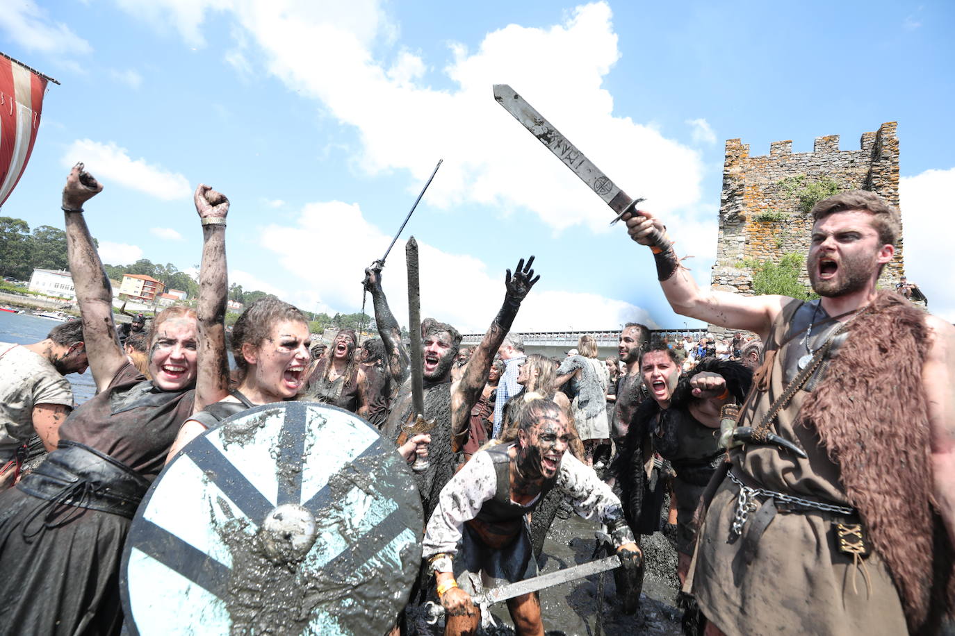 Varios residentes escenifican una invasión vikinga en recuerdo de las sufridas hace mil años en la localidad pontevedresa de Catoira (España). Cada primer domingo de agosto los habitantes de Catoira participan en este singular espectáculo con batallas que siempre terminan bien y tras las cuales hay hasta una deliciosa comida y verbena. 