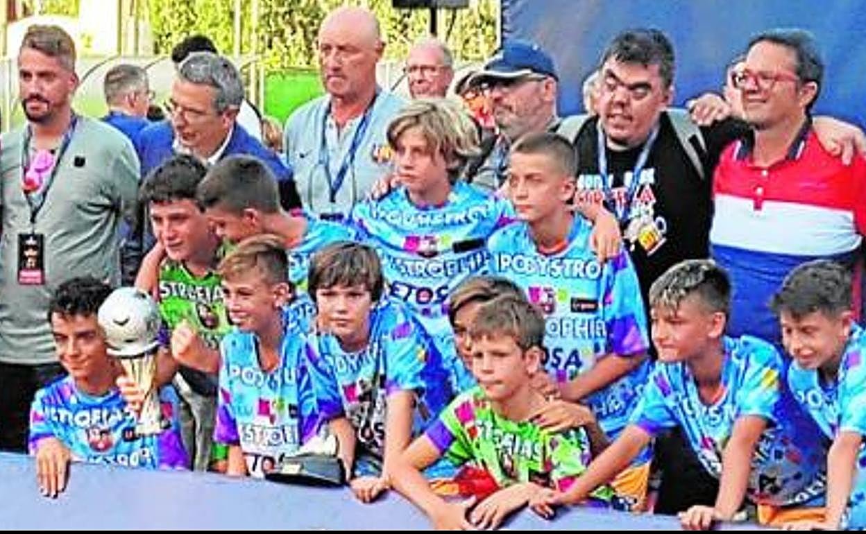 Los alevines de la peña de Totana con el trofeo de campeones. 