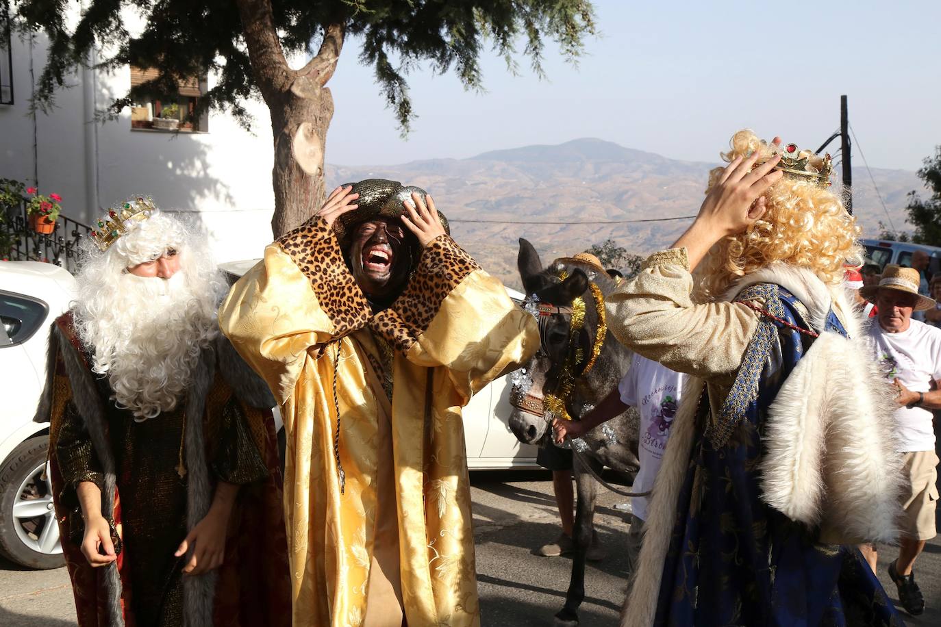 25 años después del apagón que, el 31 de diciembre de 1994, impidió a los vecinos de la localidad granadina de Bérchules seguir por televisión las doce campanadas, este pequeño pueblo de la Alpujarra granadina vuelve a multiplicar un verano más su población para celebrar su colorida y calurosa Nochevieja de agosto.