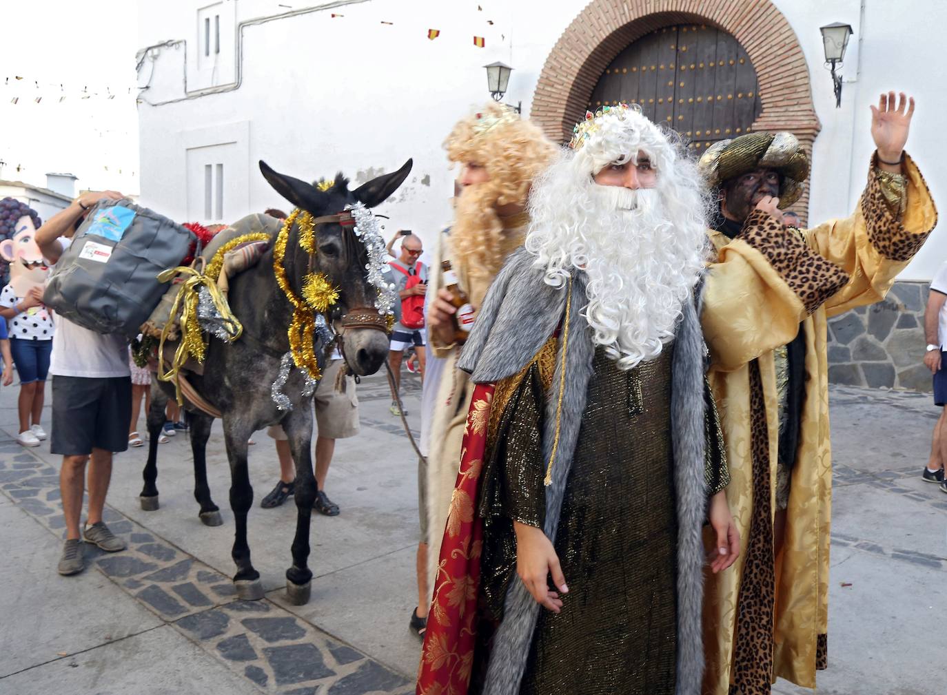 25 años después del apagón que, el 31 de diciembre de 1994, impidió a los vecinos de la localidad granadina de Bérchules seguir por televisión las doce campanadas, este pequeño pueblo de la Alpujarra granadina vuelve a multiplicar un verano más su población para celebrar su colorida y calurosa Nochevieja de agosto.