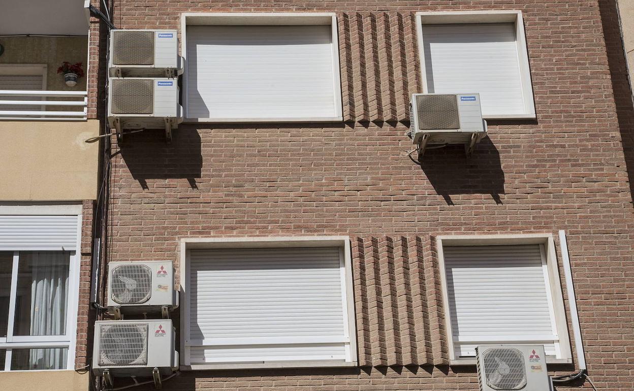Aparatos de aire acondicionado en una fachada, en una foto de archivo.