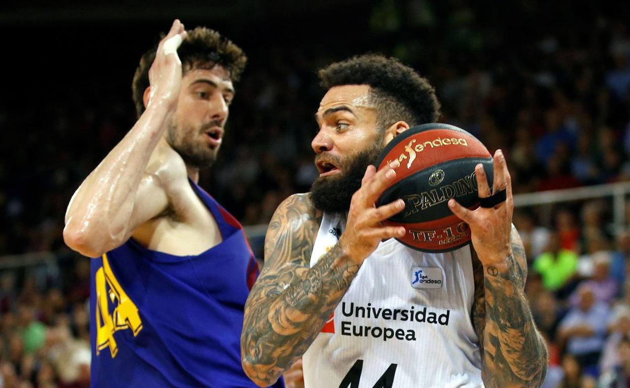 Jeffery Taylor trata de superar a Ante Tomic en un partido de la pasada final de la Liga Endesa. 