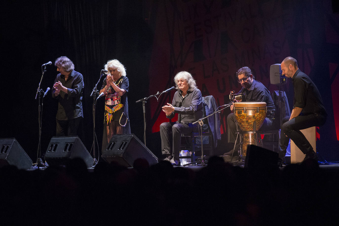 Puso al público a cantar con el ya mítico tema de Luis Eduardo Aute: «Presiento que tras la noche/ vendrá la noche más larga,/ quiero que no me abandones/ amor mío, al alba...»