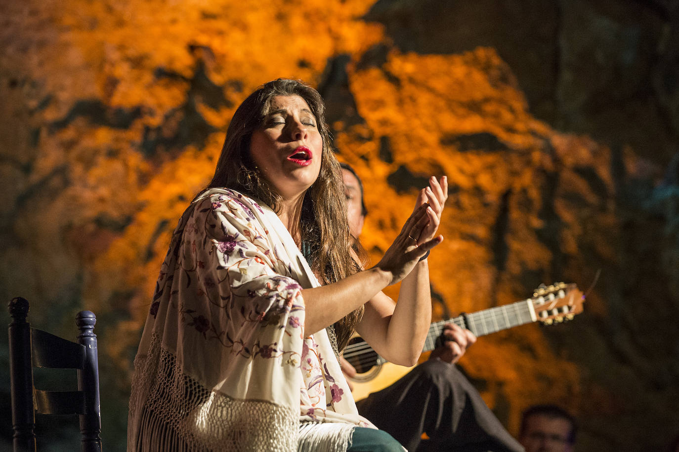 Una de las actuaciones más especiales de la 59 edición del Cante de las Minas fue el concierto en la Mina Agrupa Vicenta, interpretado por la que fuera Lámpara Minera 2015, María José Pérez (Almería, 1985), que demostró un excepcional dominio de la técnica. 