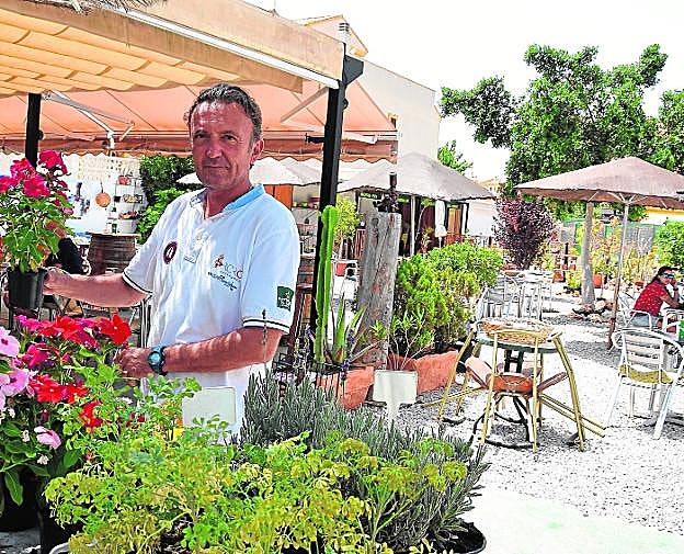 Francisco Ayuso XIV en su Coffee Garden de La Ribera, donde combina música, bar y vivero de plantas frente a una pinada. 