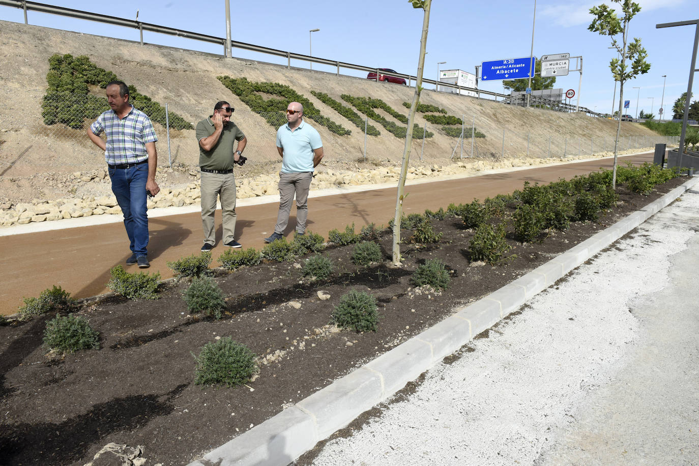 El nuevo espacio, de 200 metros de extensión, alberga especies típicas de la ribera del río como almeces, chopos y olmos.