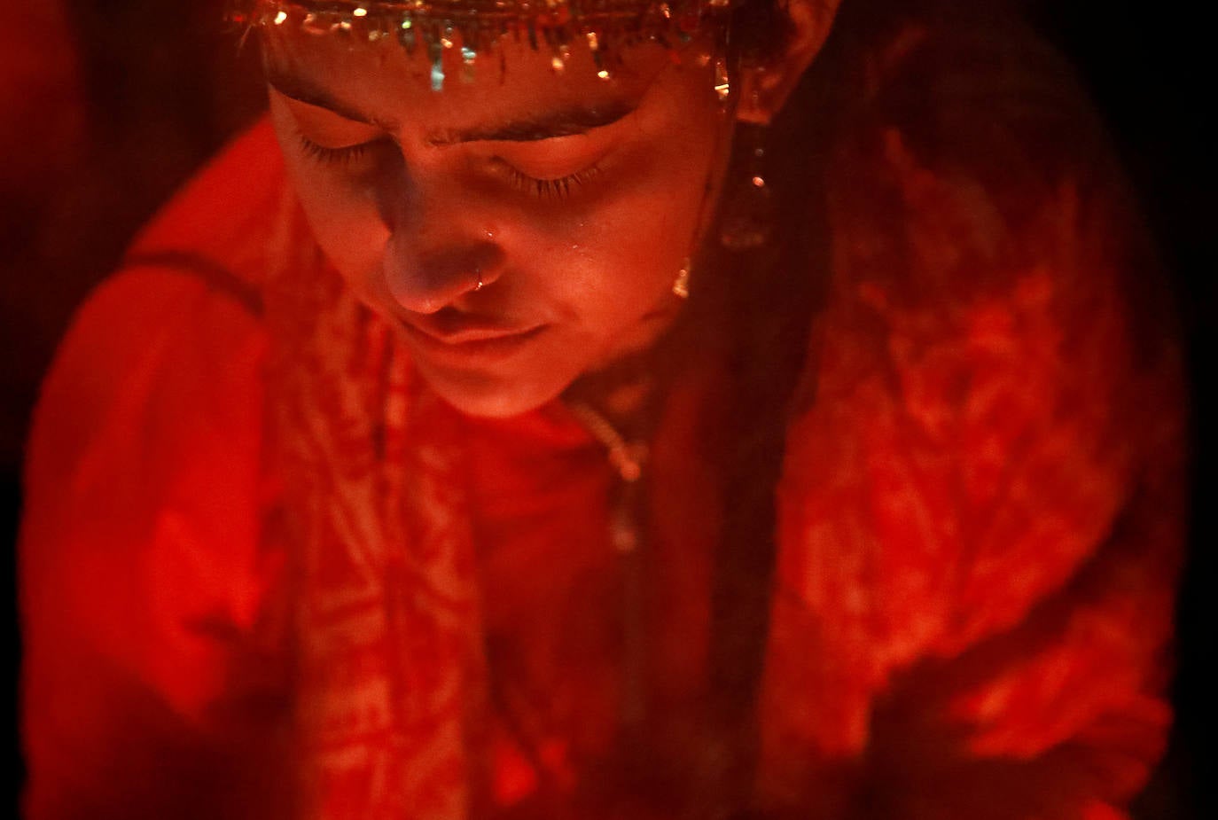 Varias personas peregrinan en honor a Shiva, dios de la creación y la destrucción, en Sundarijal, Nepal. Miles de devotos viajan descalzos hacia Sundarijal para honrar al dios Shiva y recolectar agua sagrada para limpiar todos sus pecados.