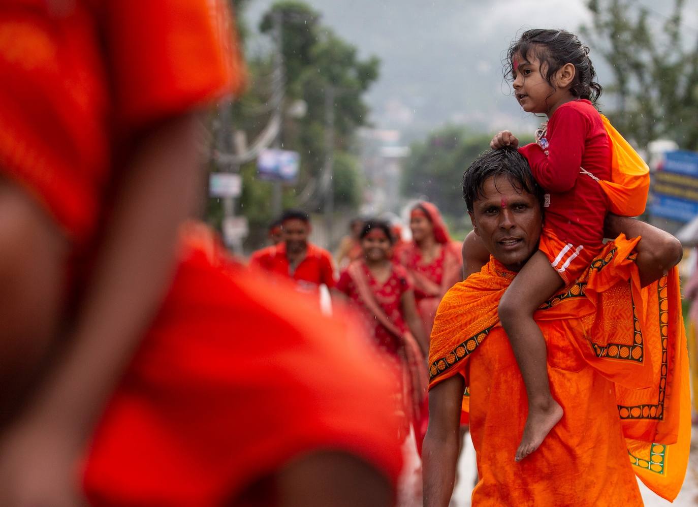 Varias personas peregrinan en honor a Shiva, dios de la creación y la destrucción, en Sundarijal, Nepal. Miles de devotos viajan descalzos hacia Sundarijal para honrar al dios Shiva y recolectar agua sagrada para limpiar todos sus pecados.