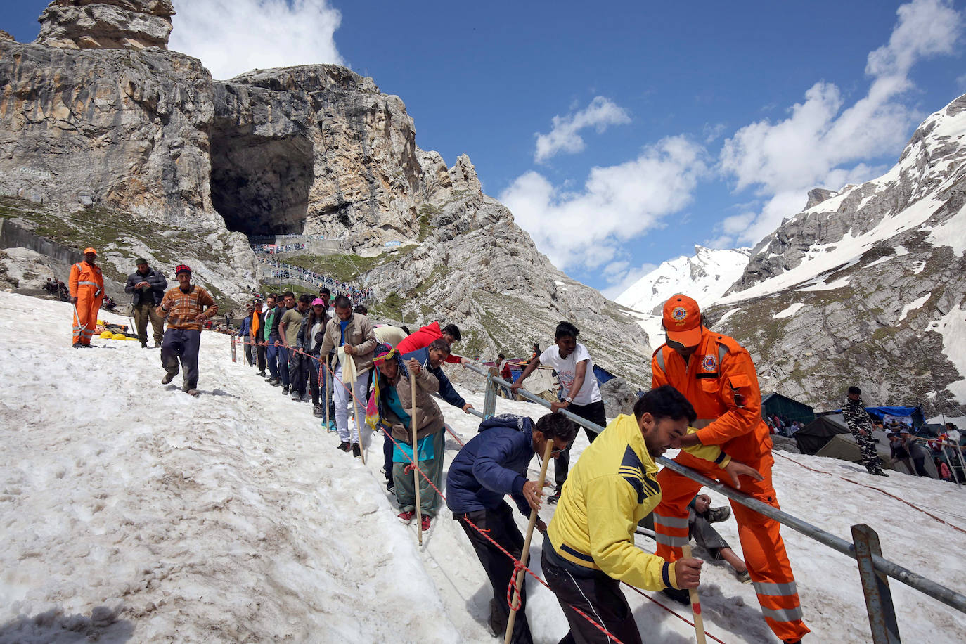 Varias personas peregrinan en honor a Shiva, dios de la creación y la destrucción, en Sundarijal, Nepal. Miles de devotos viajan descalzos hacia Sundarijal para honrar al dios Shiva y recolectar agua sagrada para limpiar todos sus pecados.