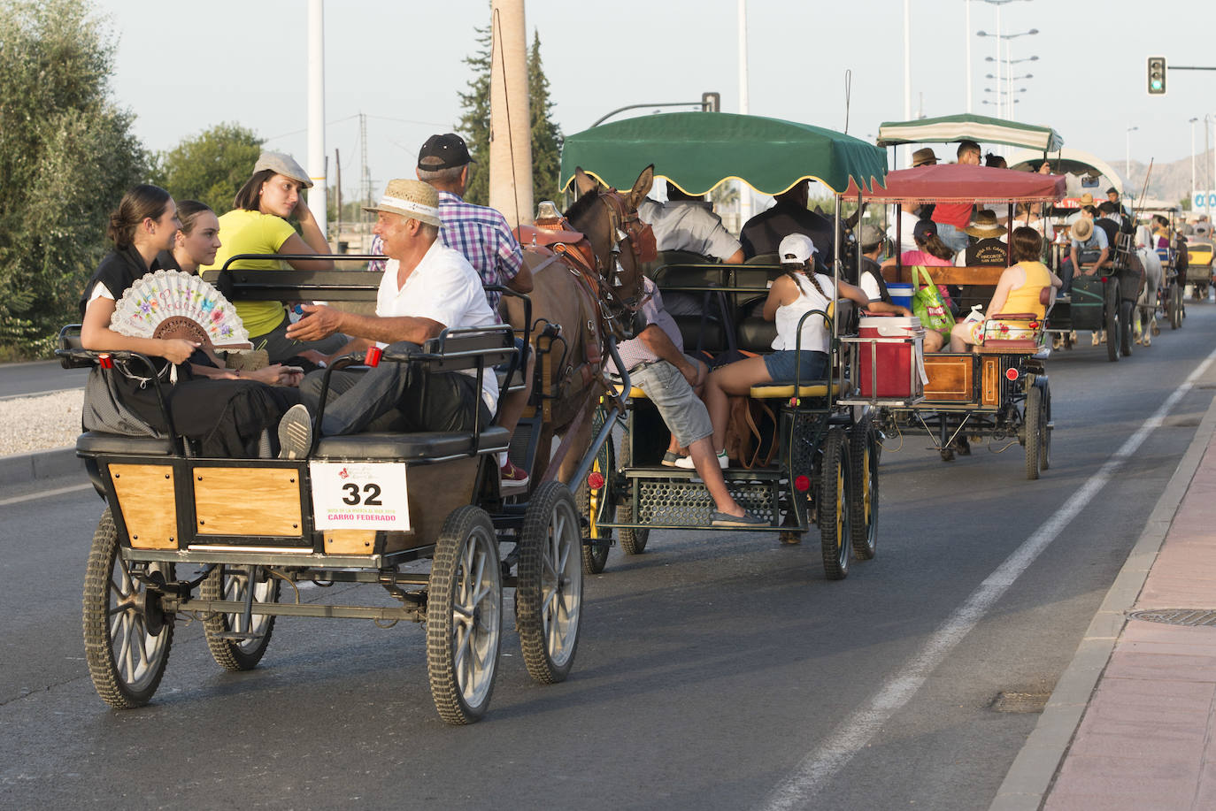 Más de cincuenta carros parten desde la Federación de Peñas Huertanas, en la avenida Primero de Mayo, con rumbo al paseo marítimo de Los Alcázares