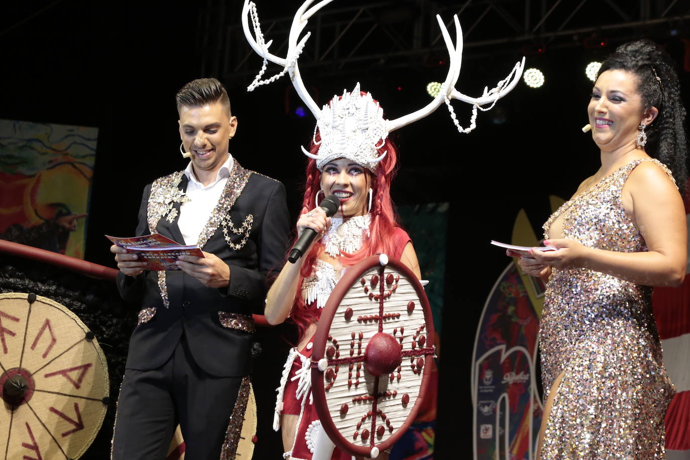 La plaza Antonio Cortijos de Águilas acogió anoche la Gran Gala de Elección de los Personajes del Carnaval 2020, un evento en el que los candidatos se dejaron al piel sobre el escenario para convencer al jurado. Los actos de esta fiesta continúan hoy, a partir de las 21.30 horas, con una muestra del Carnaval por el paseo Parra.