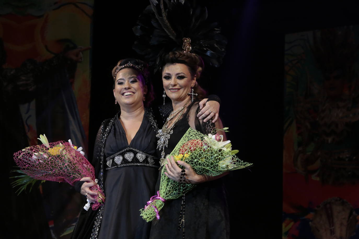 La plaza Antonio Cortijos de Águilas acogió anoche la Gran Gala de Elección de los Personajes del Carnaval 2020, un evento en el que los candidatos se dejaron al piel sobre el escenario para convencer al jurado. Los actos de esta fiesta continúan hoy, a partir de las 21.30 horas, con una muestra del Carnaval por el paseo Parra.