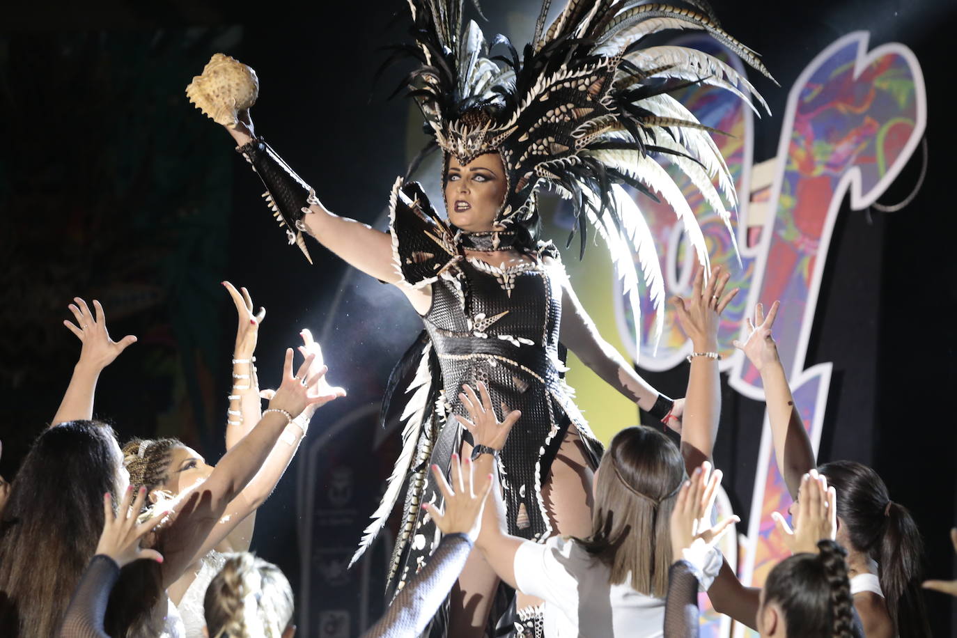 La plaza Antonio Cortijos de Águilas acogió anoche la Gran Gala de Elección de los Personajes del Carnaval 2020, un evento en el que los candidatos se dejaron al piel sobre el escenario para convencer al jurado. Los actos de esta fiesta continúan hoy, a partir de las 21.30 horas, con una muestra del Carnaval por el paseo Parra.
