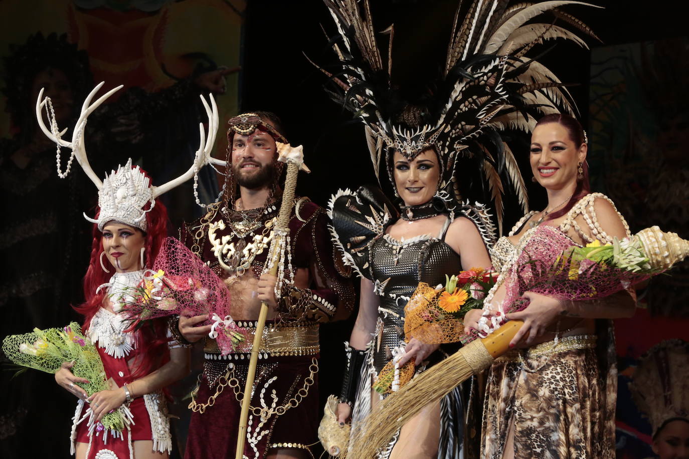 La plaza Antonio Cortijos de Águilas acogió anoche la Gran Gala de Elección de los Personajes del Carnaval 2020, un evento en el que los candidatos se dejaron al piel sobre el escenario para convencer al jurado. Los actos de esta fiesta continúan hoy, a partir de las 21.30 horas, con una muestra del Carnaval por el paseo Parra.
