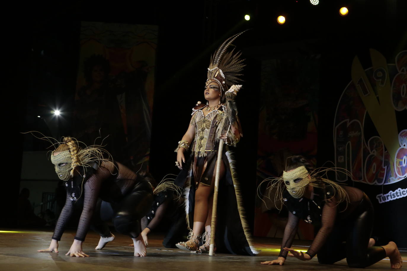 La plaza Antonio Cortijos de Águilas acogió anoche la Gran Gala de Elección de los Personajes del Carnaval 2020, un evento en el que los candidatos se dejaron al piel sobre el escenario para convencer al jurado. Los actos de esta fiesta continúan hoy, a partir de las 21.30 horas, con una muestra del Carnaval por el paseo Parra.