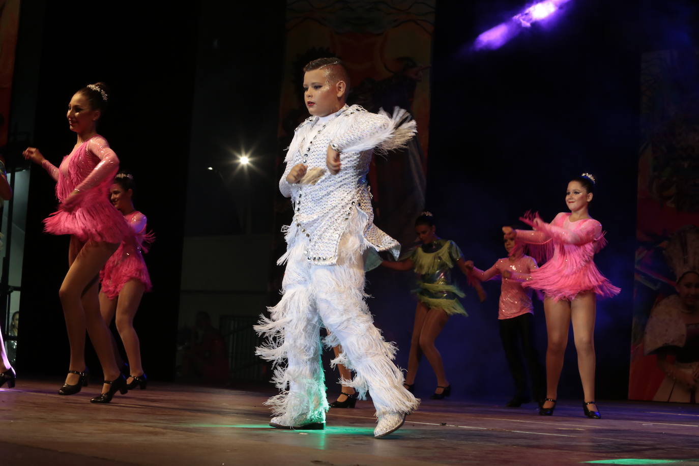 La plaza Antonio Cortijos de Águilas acogió anoche la Gran Gala de Elección de los Personajes del Carnaval 2020, un evento en el que los candidatos se dejaron al piel sobre el escenario para convencer al jurado. Los actos de esta fiesta continúan hoy, a partir de las 21.30 horas, con una muestra del Carnaval por el paseo Parra.