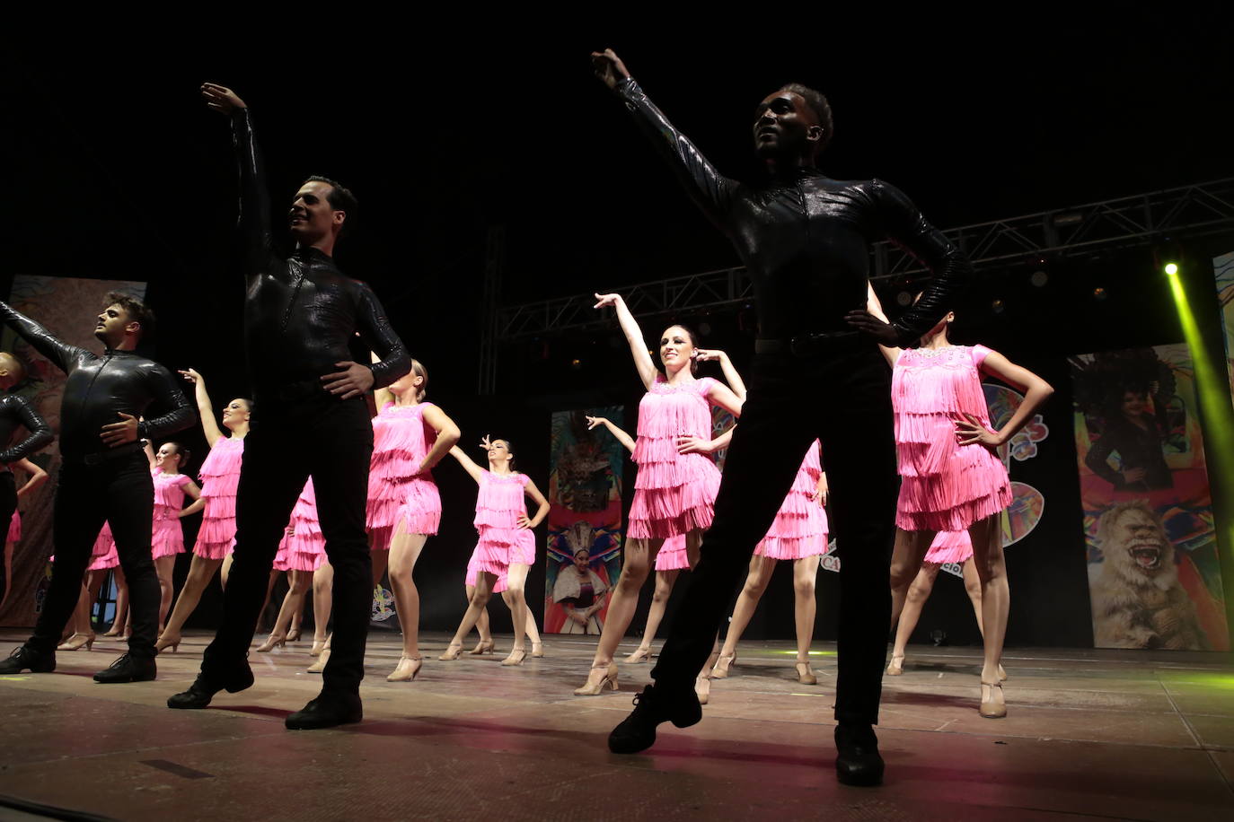 La plaza Antonio Cortijos de Águilas acogió anoche la Gran Gala de Elección de los Personajes del Carnaval 2020, un evento en el que los candidatos se dejaron al piel sobre el escenario para convencer al jurado. Los actos de esta fiesta continúan hoy, a partir de las 21.30 horas, con una muestra del Carnaval por el paseo Parra.