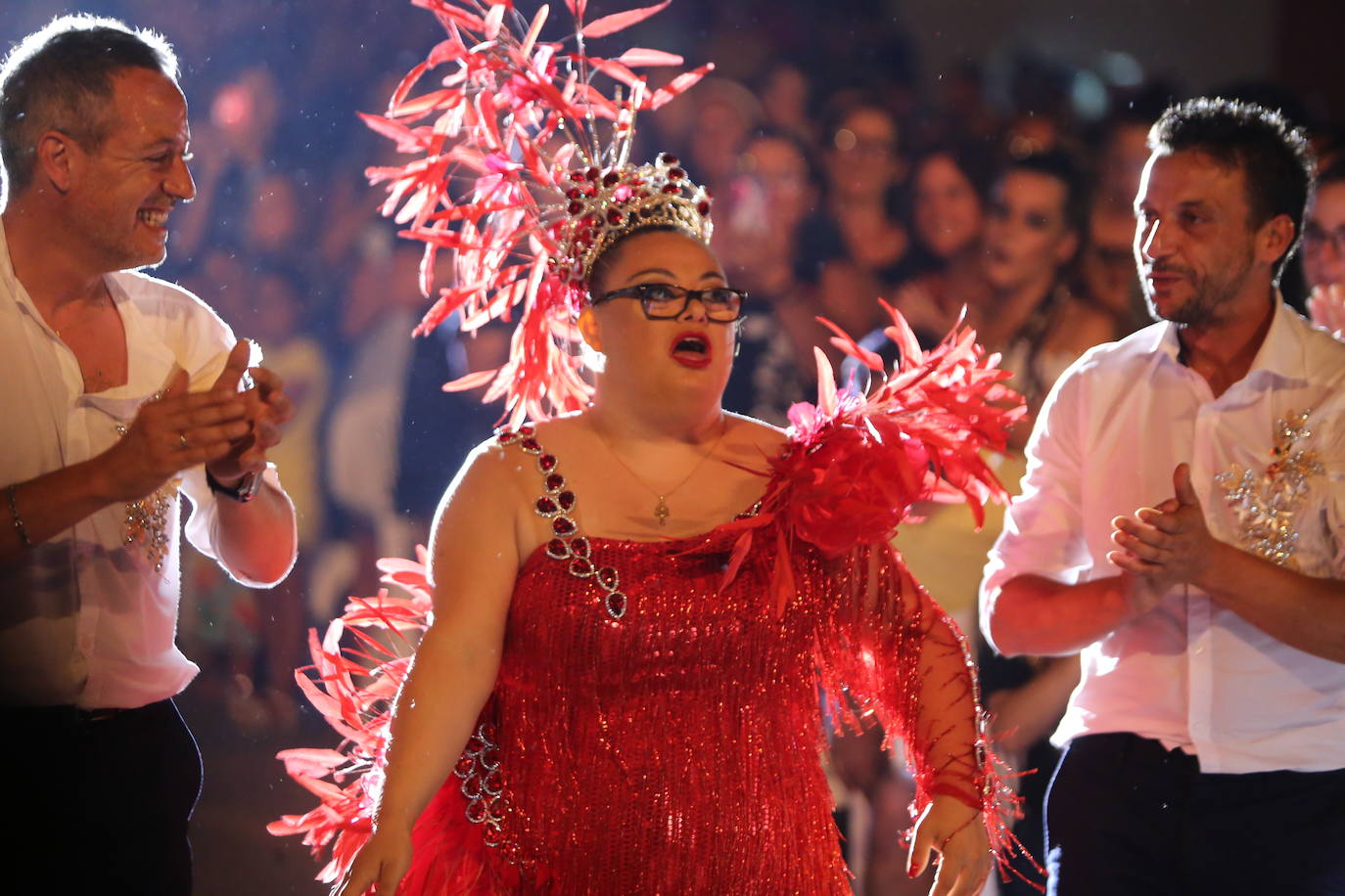 La plaza Antonio Cortijos de Águilas acogió anoche la Gran Gala de Elección de los Personajes del Carnaval 2020, un evento en el que los candidatos se dejaron al piel sobre el escenario para convencer al jurado. Los actos de esta fiesta continúan hoy, a partir de las 21.30 horas, con una muestra del Carnaval por el paseo Parra.