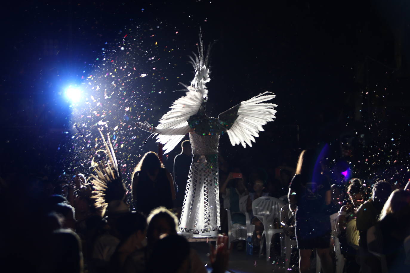 La plaza Antonio Cortijos de Águilas acogió anoche la Gran Gala de Elección de los Personajes del Carnaval 2020, un evento en el que los candidatos se dejaron al piel sobre el escenario para convencer al jurado. Los actos de esta fiesta continúan hoy, a partir de las 21.30 horas, con una muestra del Carnaval por el paseo Parra.
