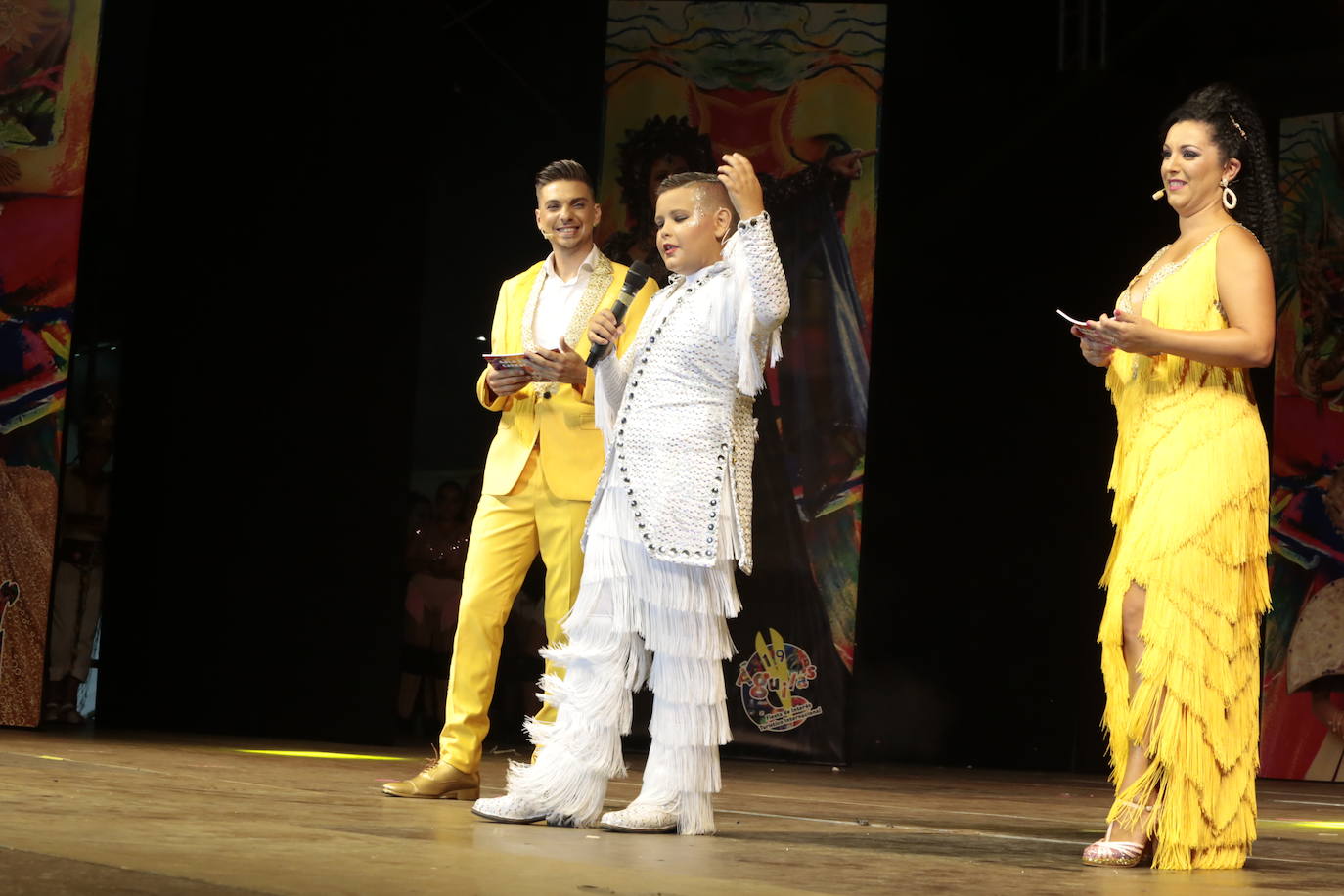 La plaza Antonio Cortijos de Águilas acogió anoche la Gran Gala de Elección de los Personajes del Carnaval 2020, un evento en el que los candidatos se dejaron al piel sobre el escenario para convencer al jurado. Los actos de esta fiesta continúan hoy, a partir de las 21.30 horas, con una muestra del Carnaval por el paseo Parra.